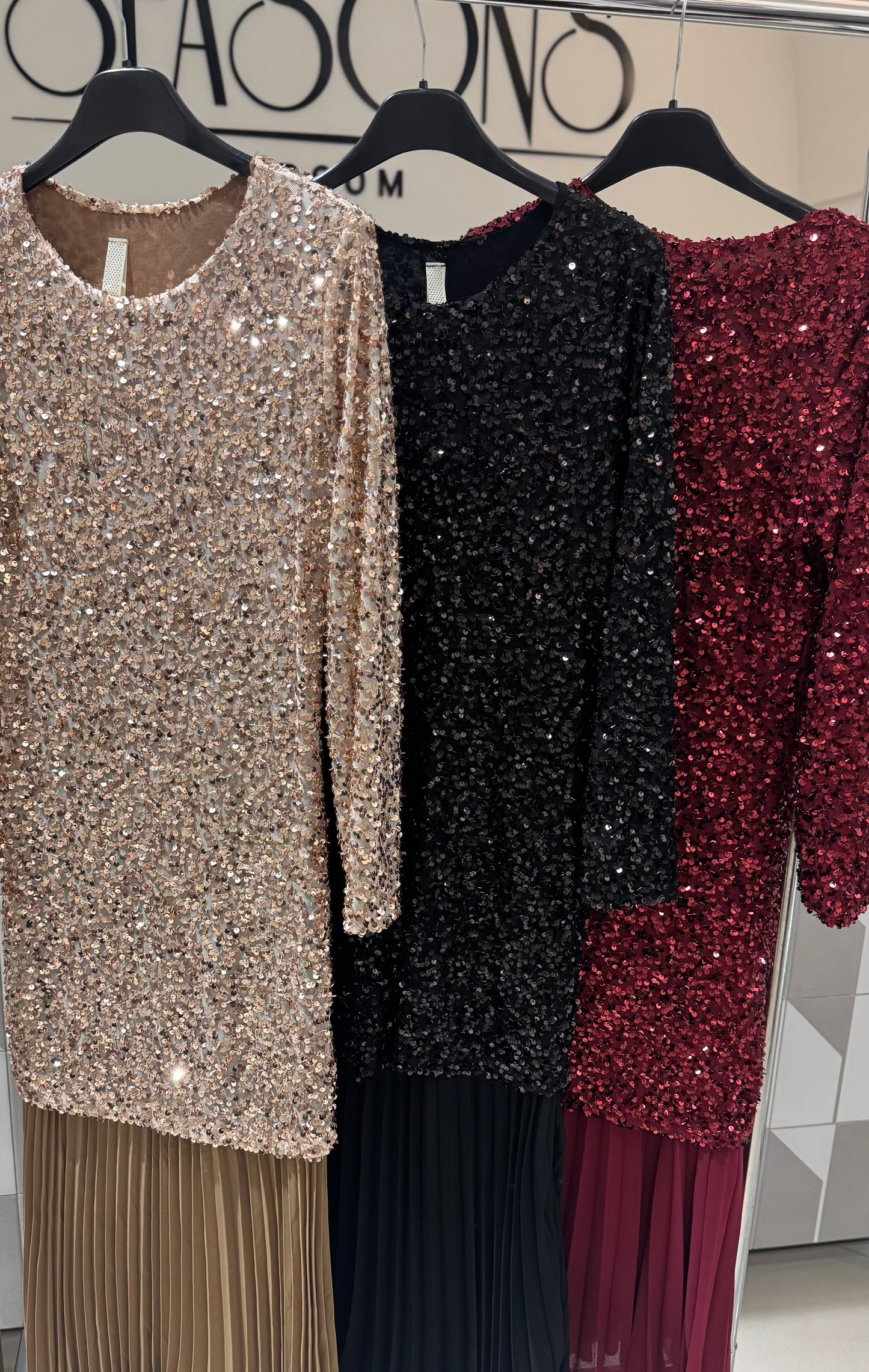 Suknelė puošta žėručiais (S176)