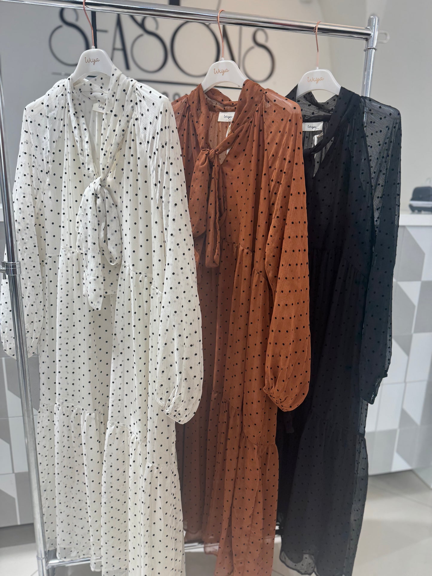 Suknelė su smulkiais žirniukais (s141)