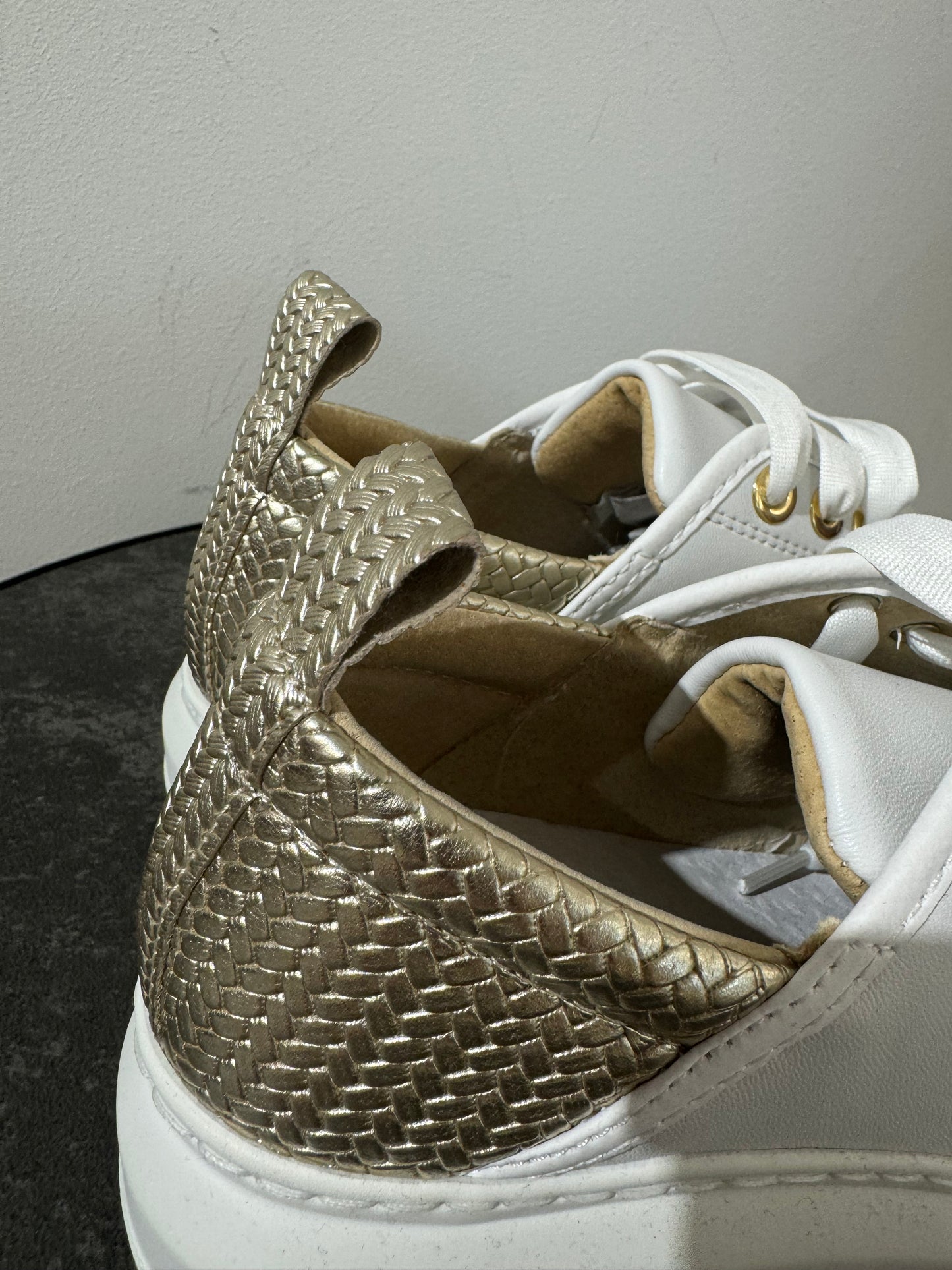 Kedai su aukso detalėmis