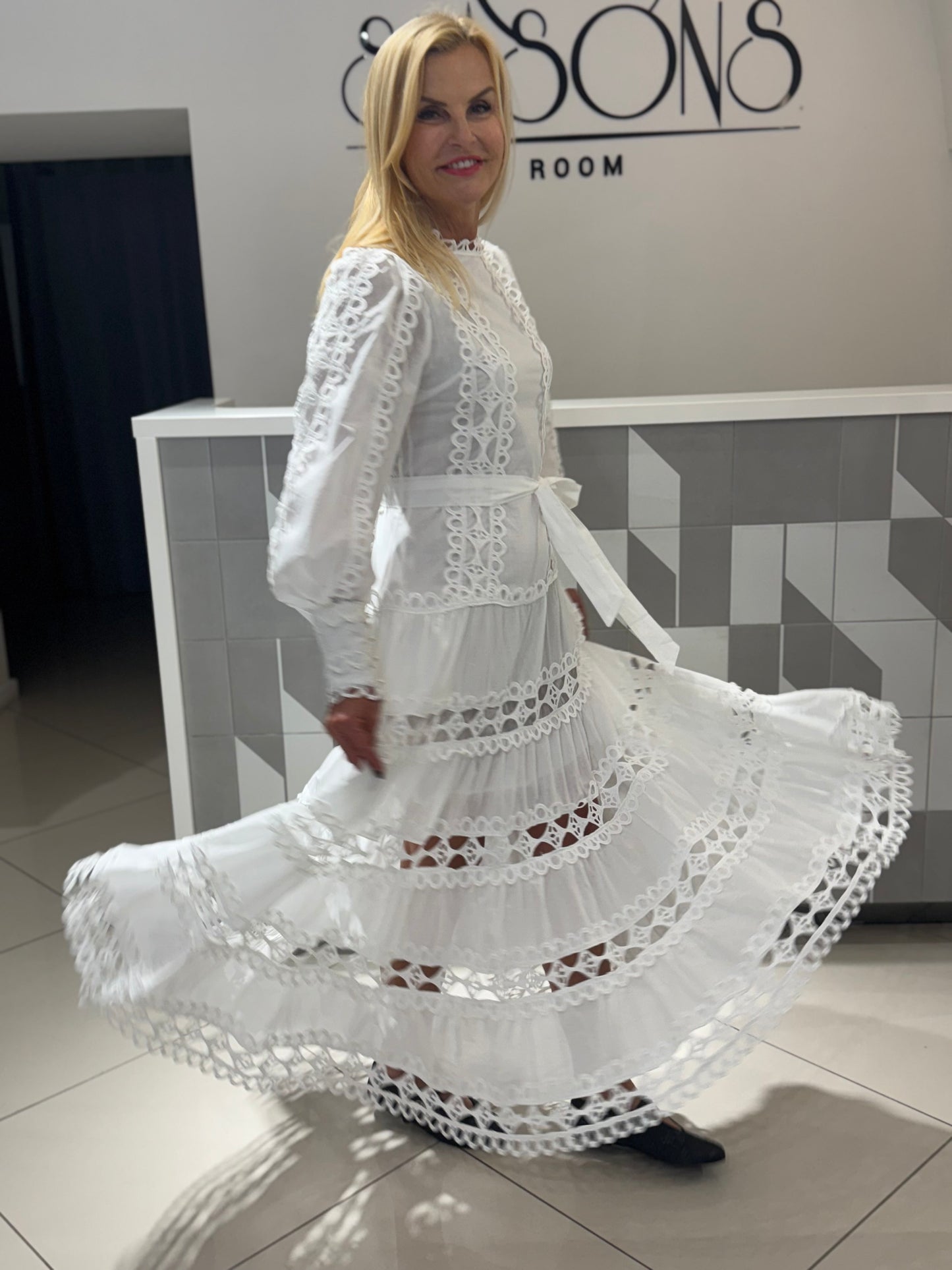 Suknelė nėriniuota (S427)