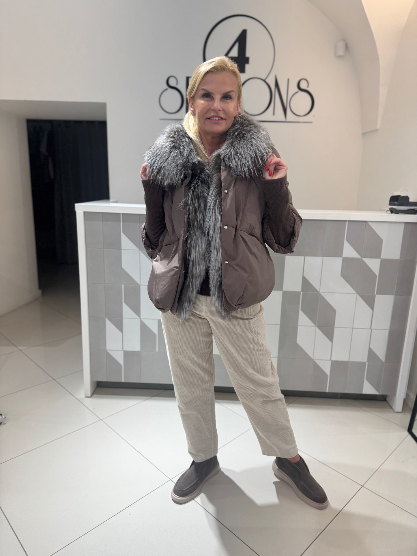 Trumpa striukė su išsegamu lapes kailiu (B144)