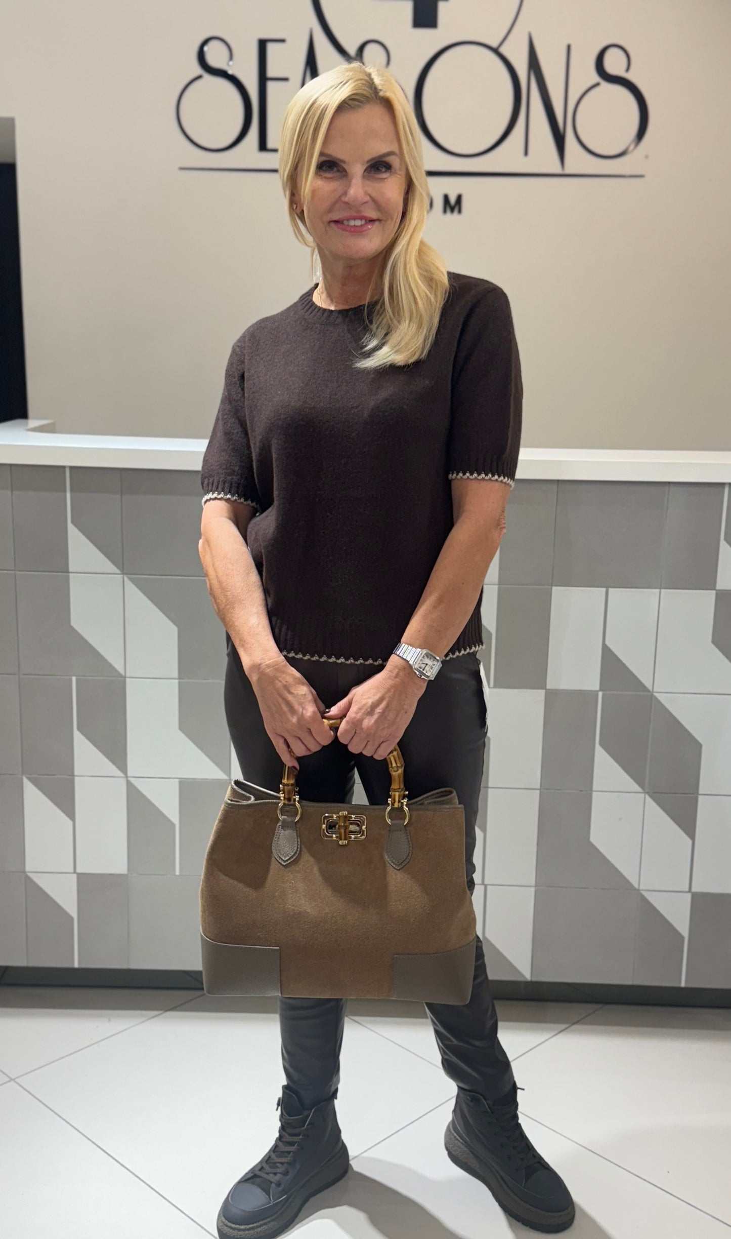 Rankinė skeltinės odos su bambuko rankena (R66)