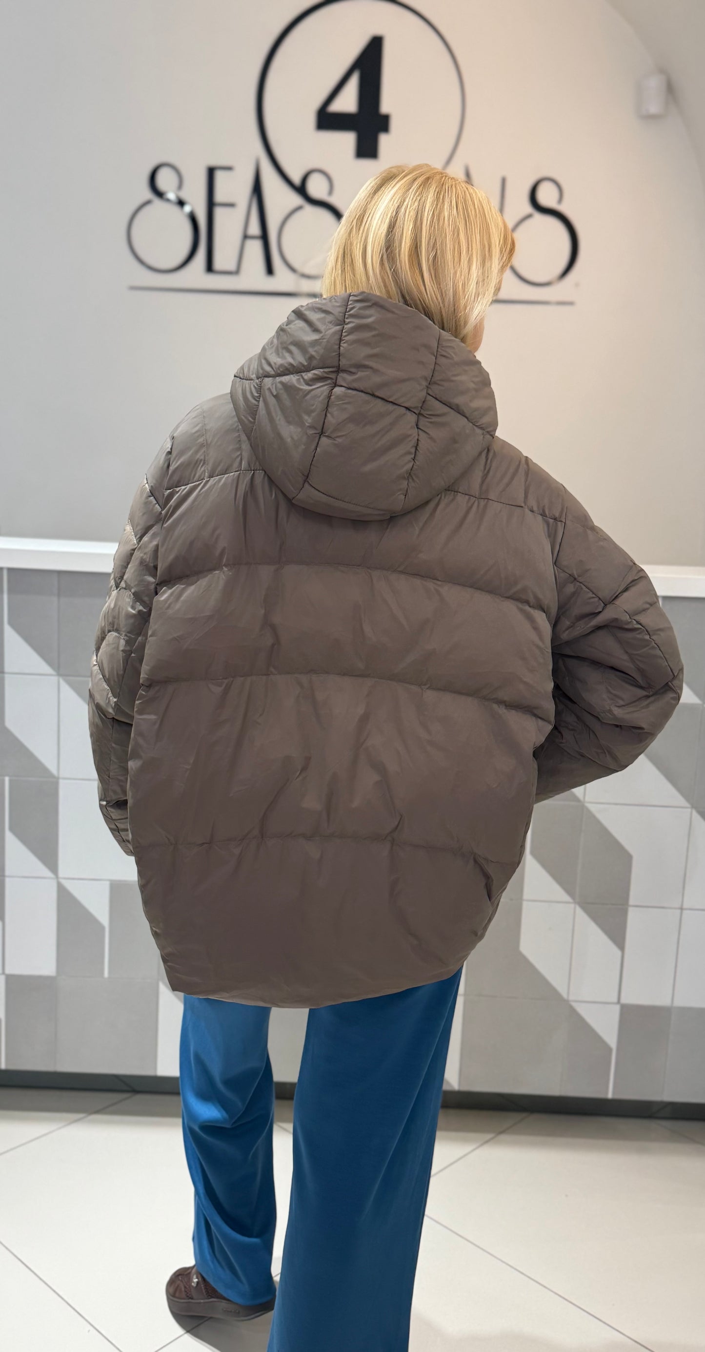Trumpa striukė su gobtuvu (B117)