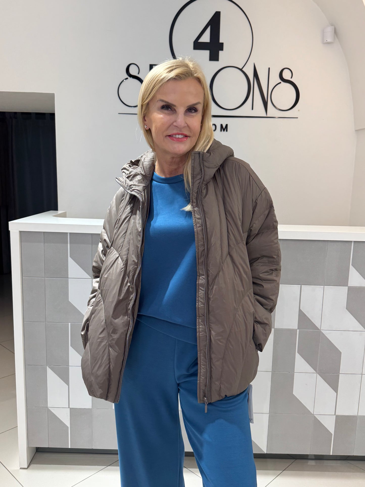 Trumpa striukė su gobtuvu (B117)