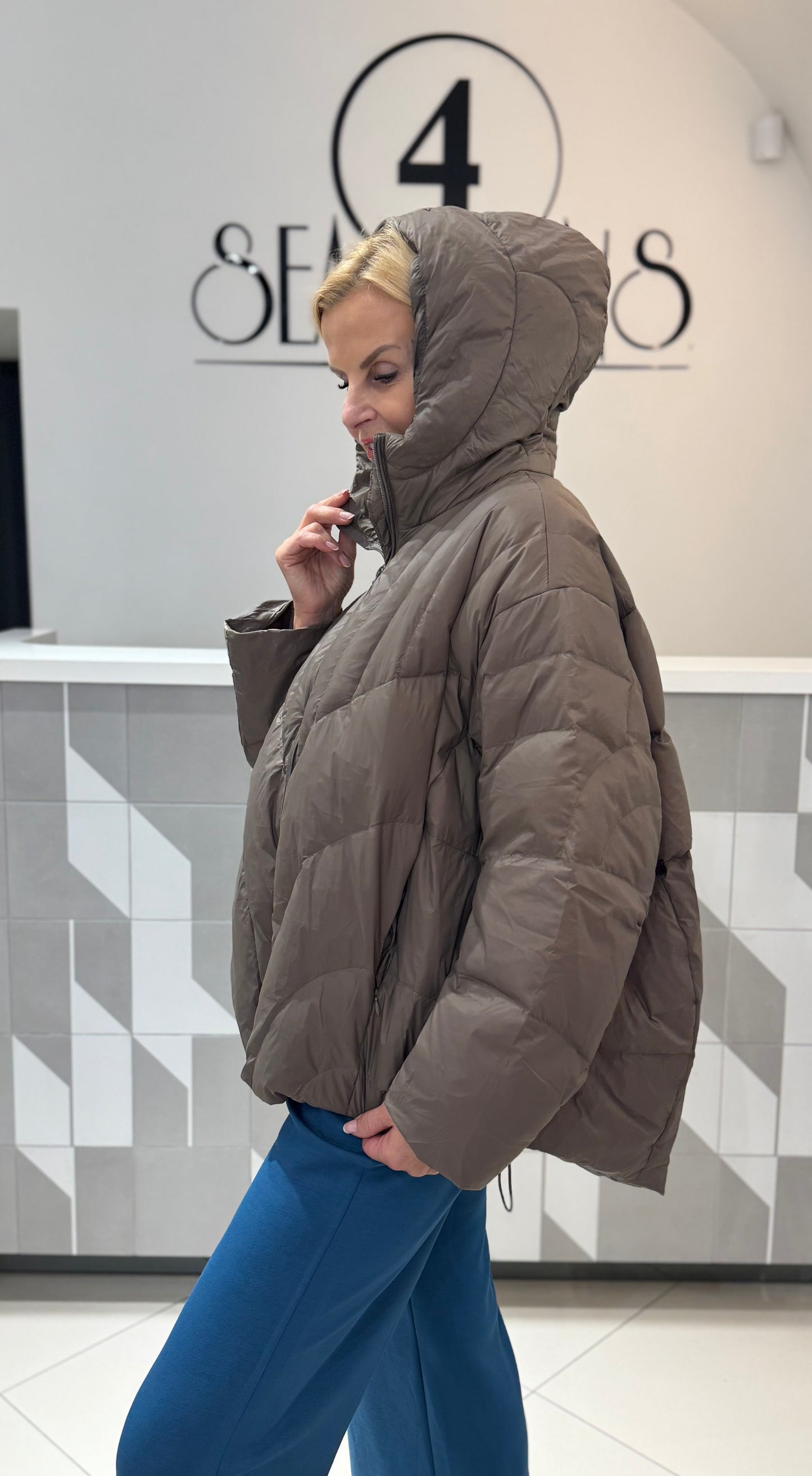 Trumpa striukė su gobtuvu (B117)