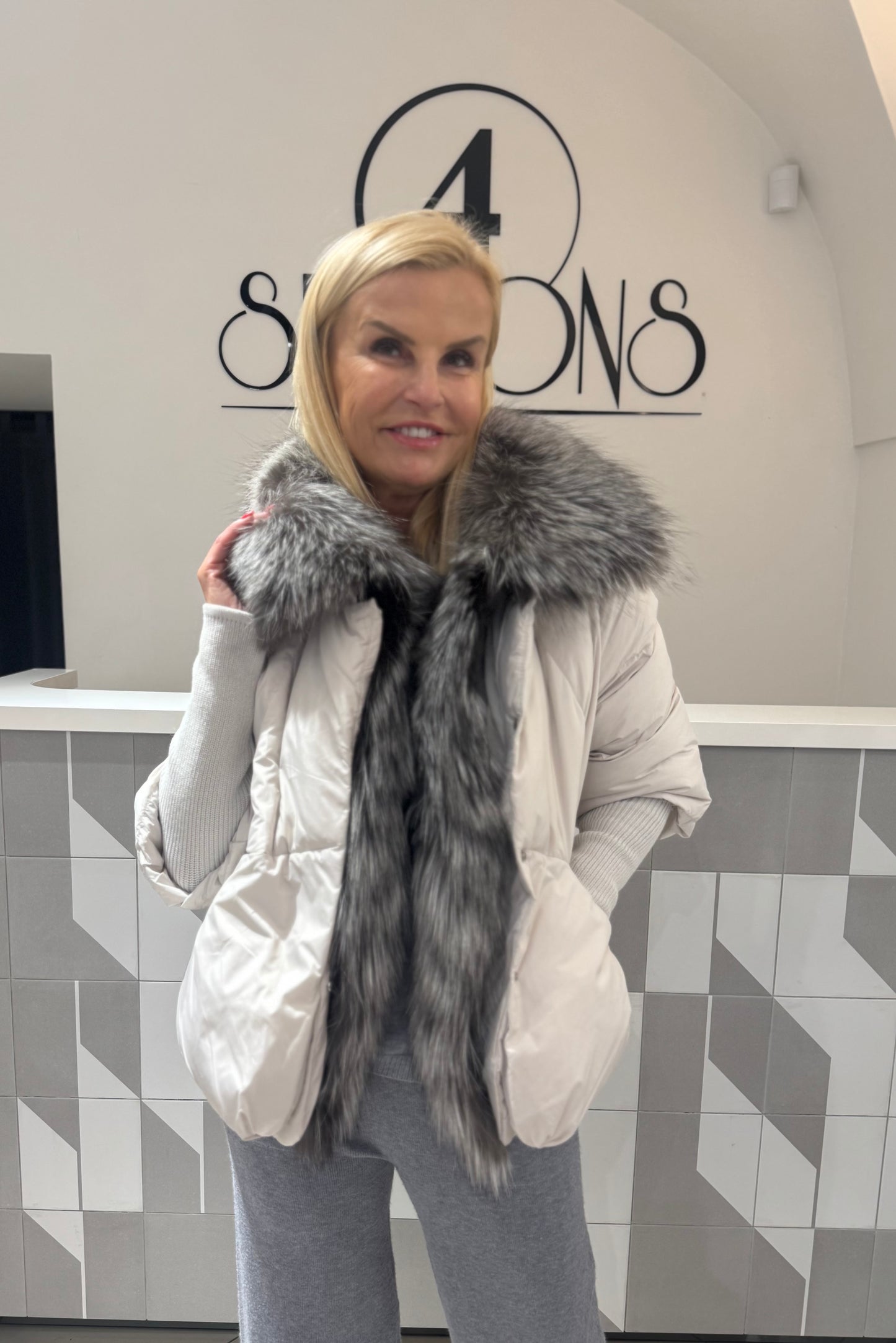 Trumpa striukė su išsegamu lapes kailiu (B144)