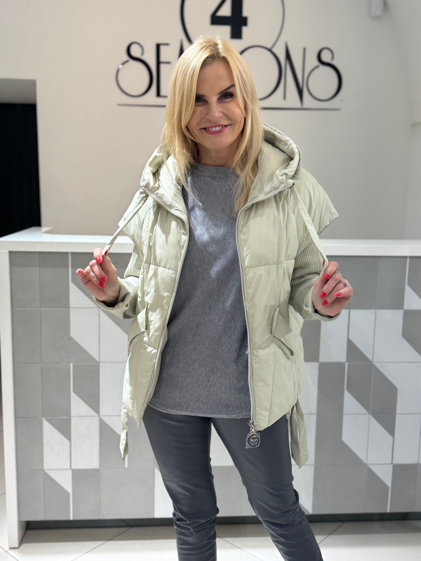 Striukė su išsegamomis rankovėmis (f33)