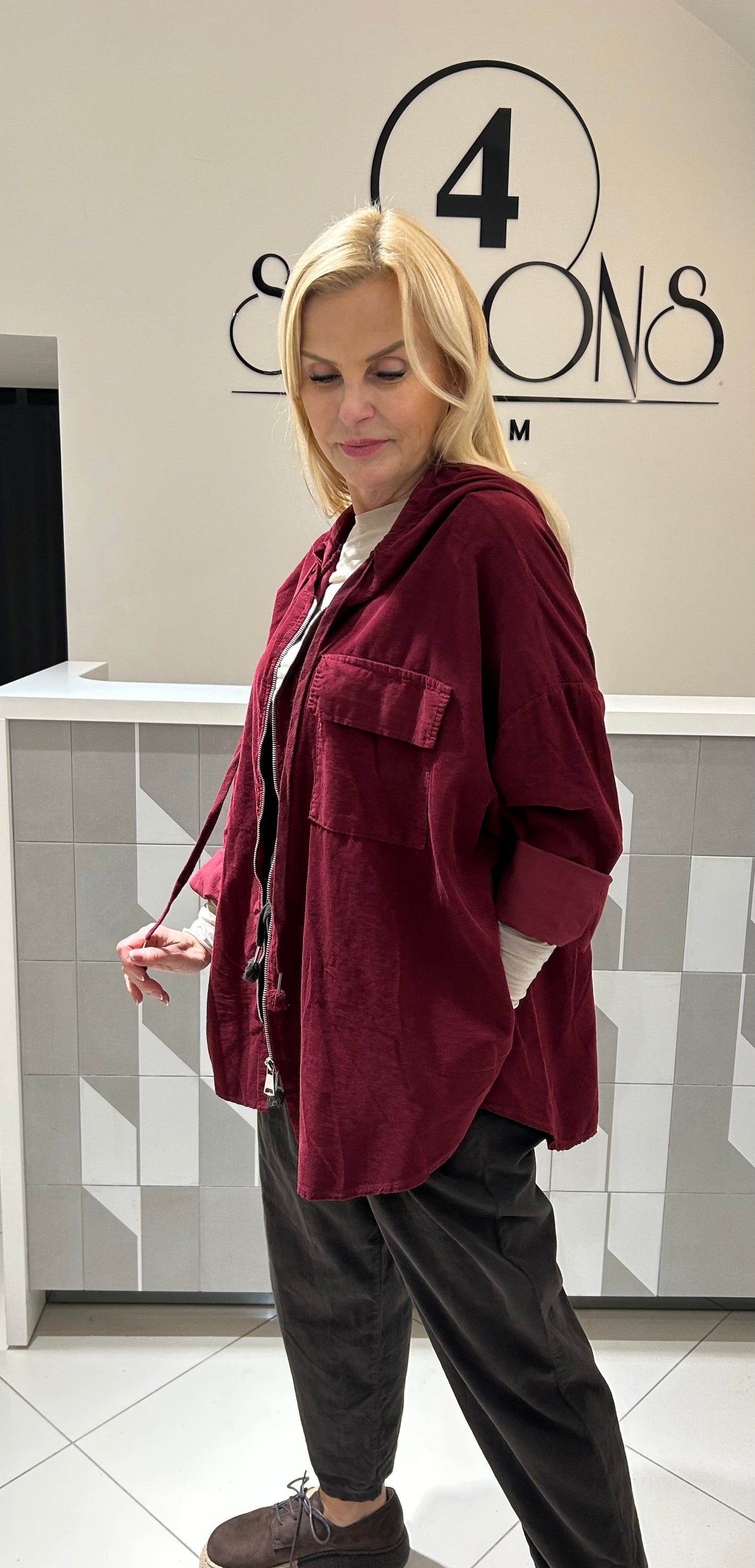 Smulkaus velvetinio audinio bliuzonas su užtrauktuku didesniam dydžiui(B153)