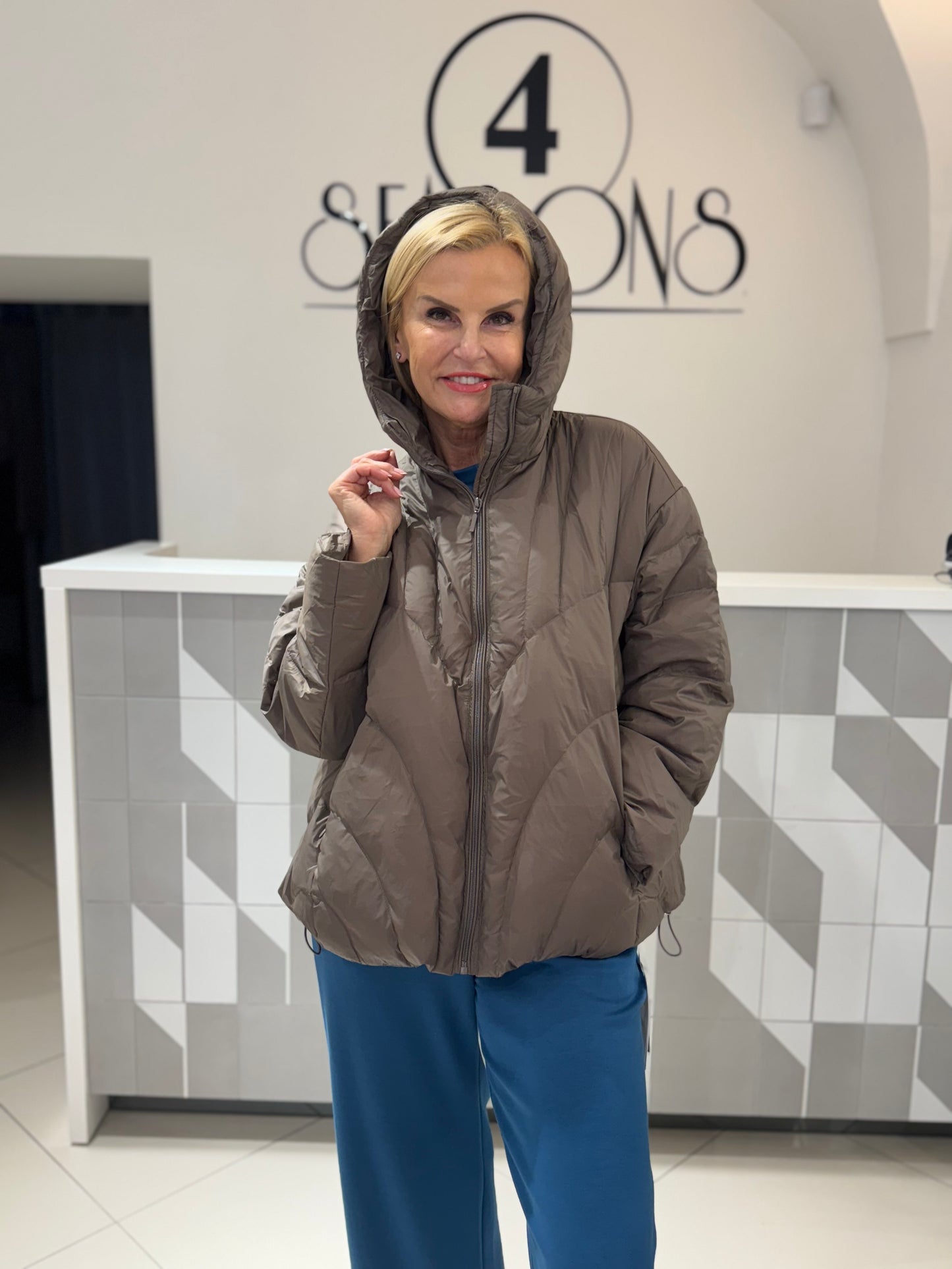 Trumpa striukė su gobtuvu (B117)