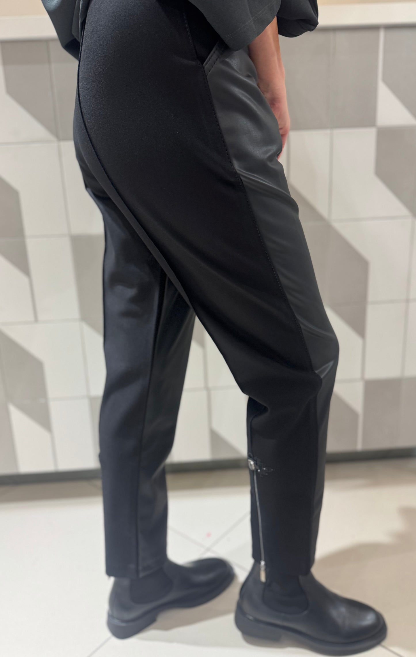 Kelnės didesniam dydžiui su eko oda (K549)