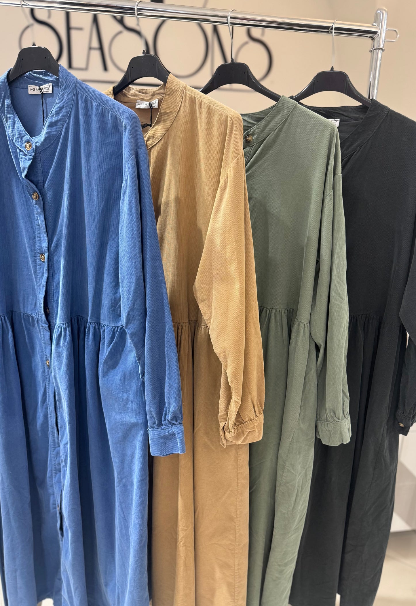 Smulkaus velvetinio audinio suknelė (S145)