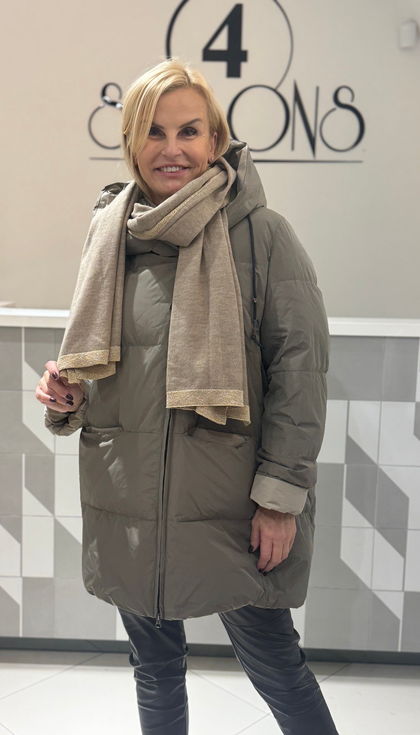 Šalikas su auksiniais apvadais (D60)