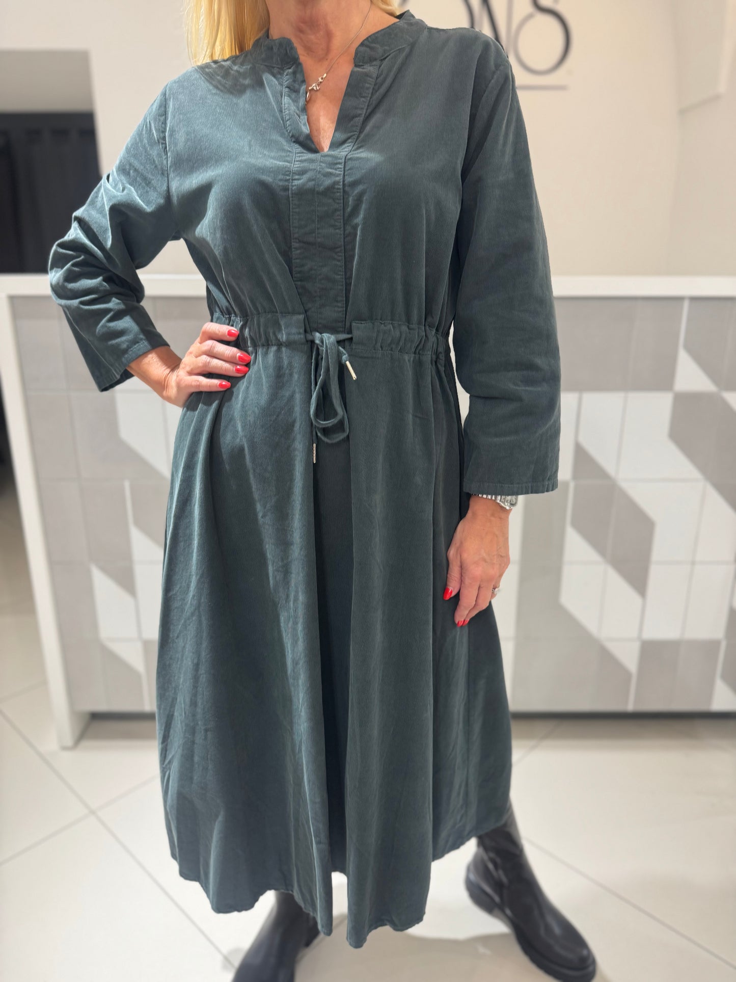 Smulkaus velvetinio audinio suknelė (S143)