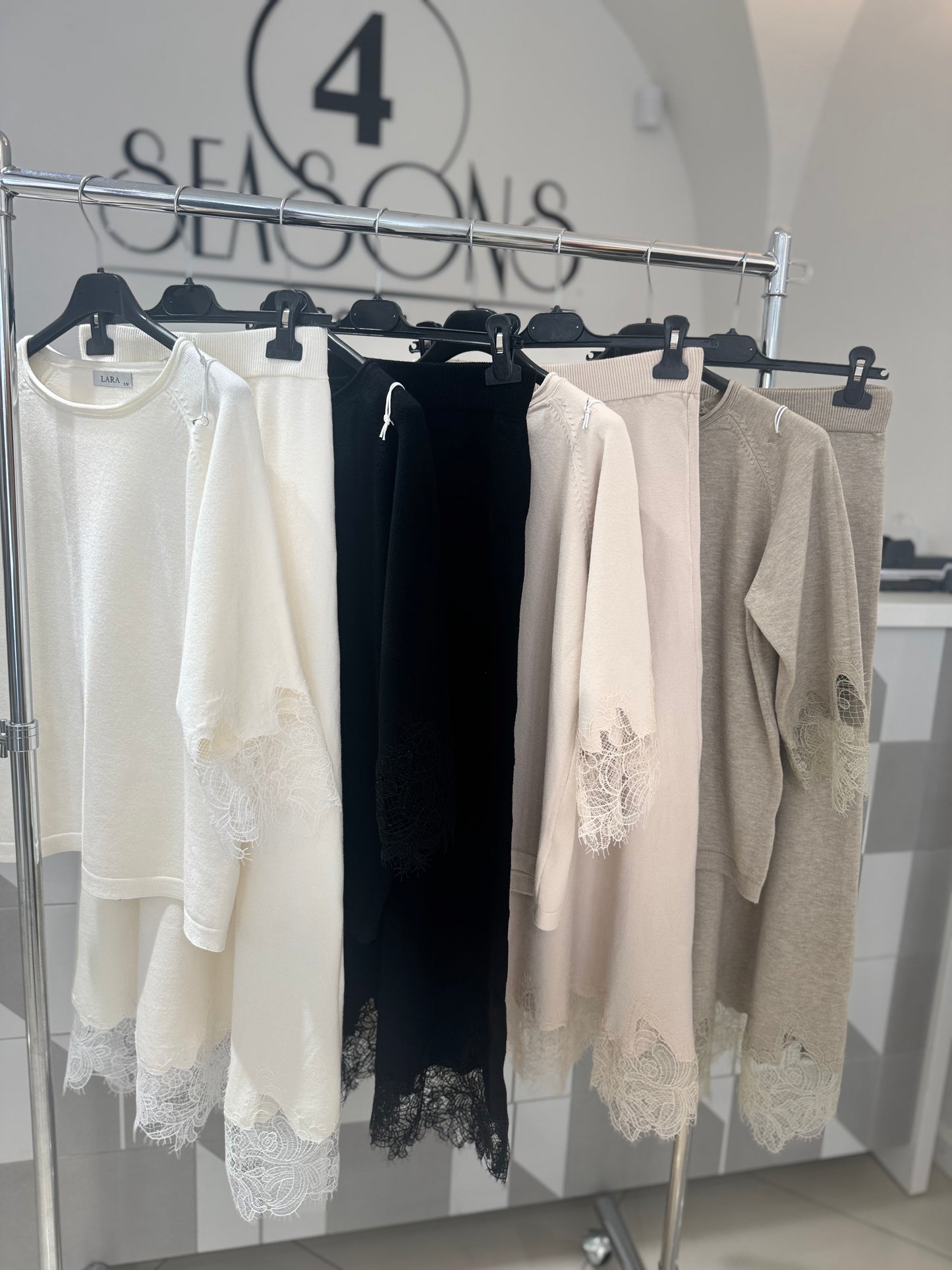 Kostiumelis su sijonu (ko170)