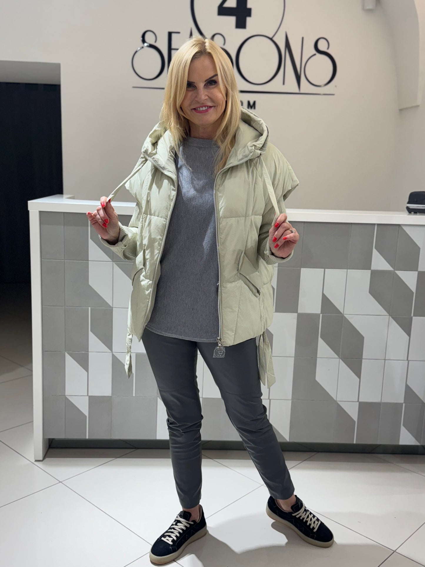 Striukė su išsegamomis rankovėmis (f33)