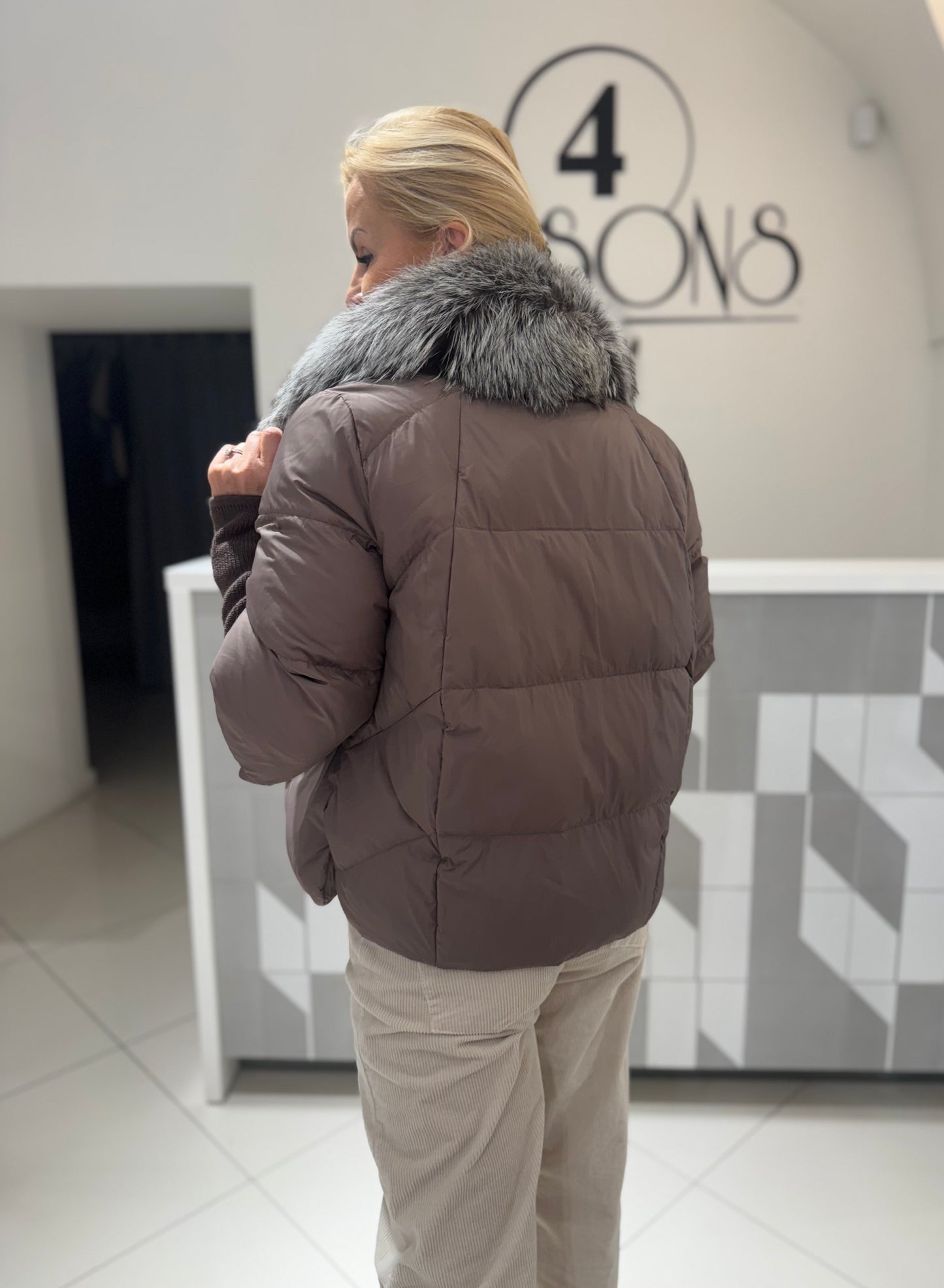 Trumpa striukė su išsegamu lapes kailiu (B144)