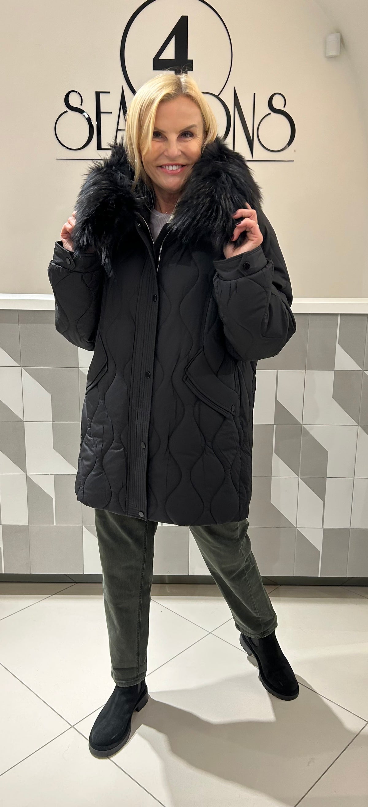 Striukė su natūraliu kailiu (b255)