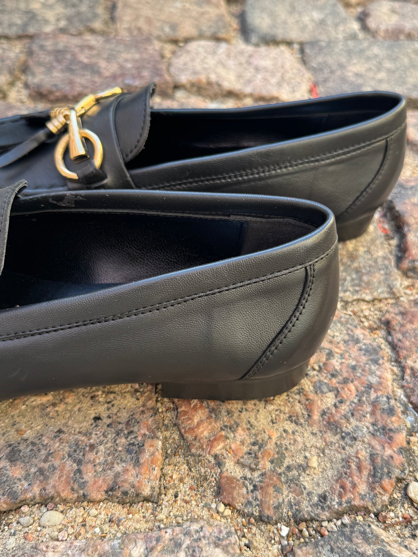 Juodi odiniai mokasinai