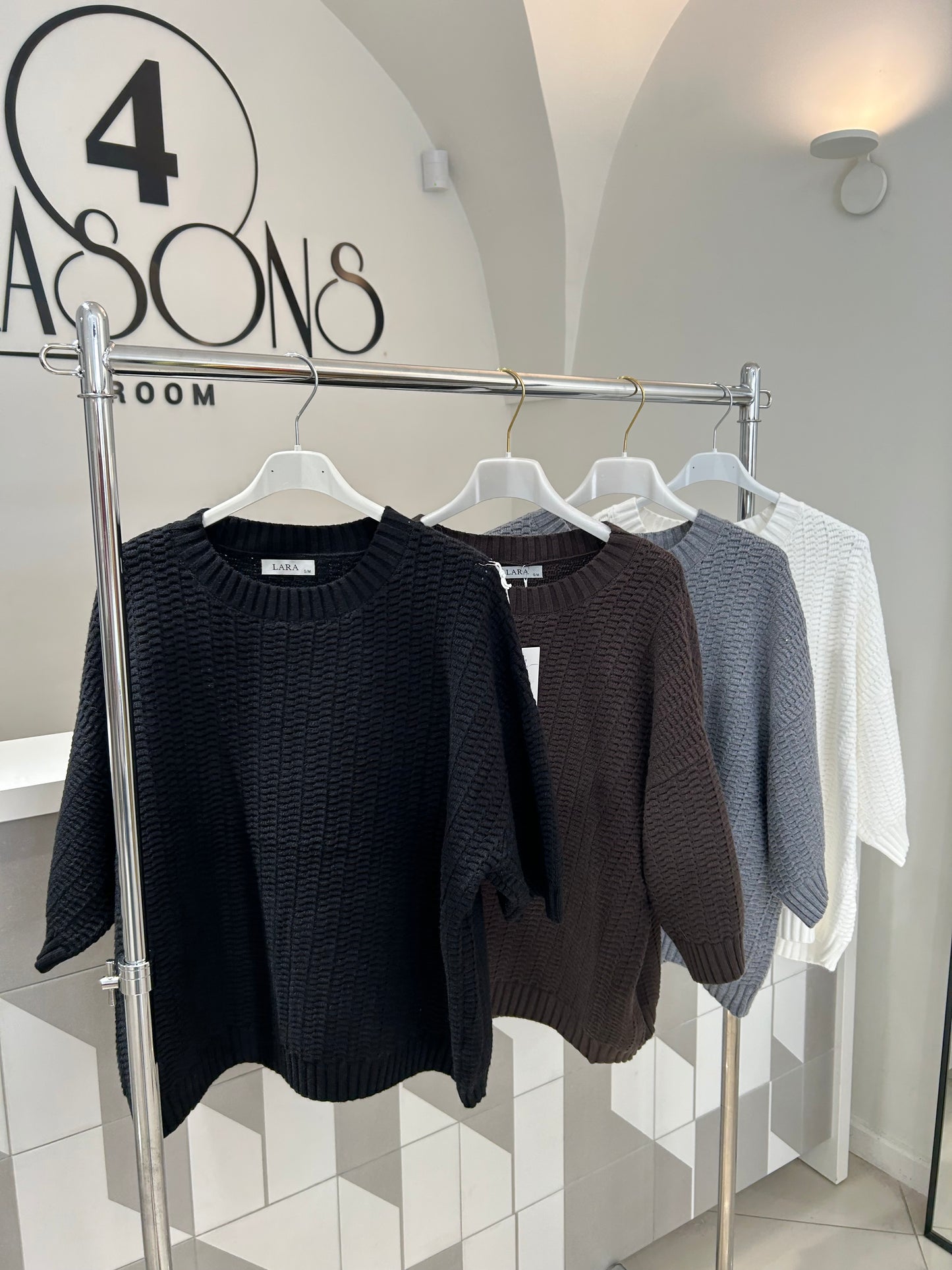 Megztukas trumpomis rankovėmis (m366)