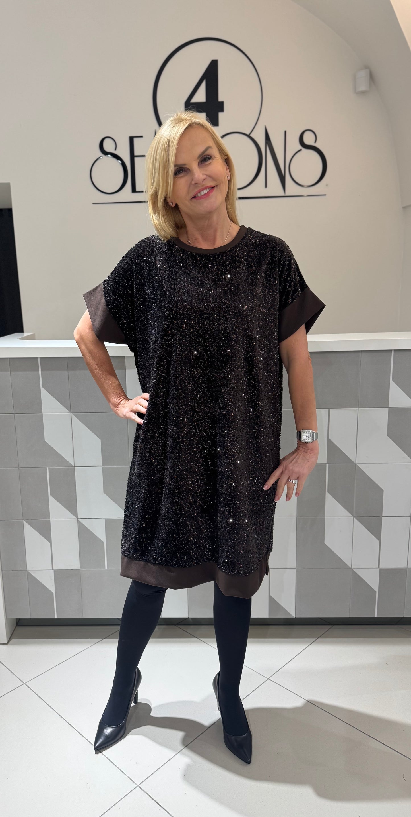 Puošni suknelė su žvyneliais (s157)