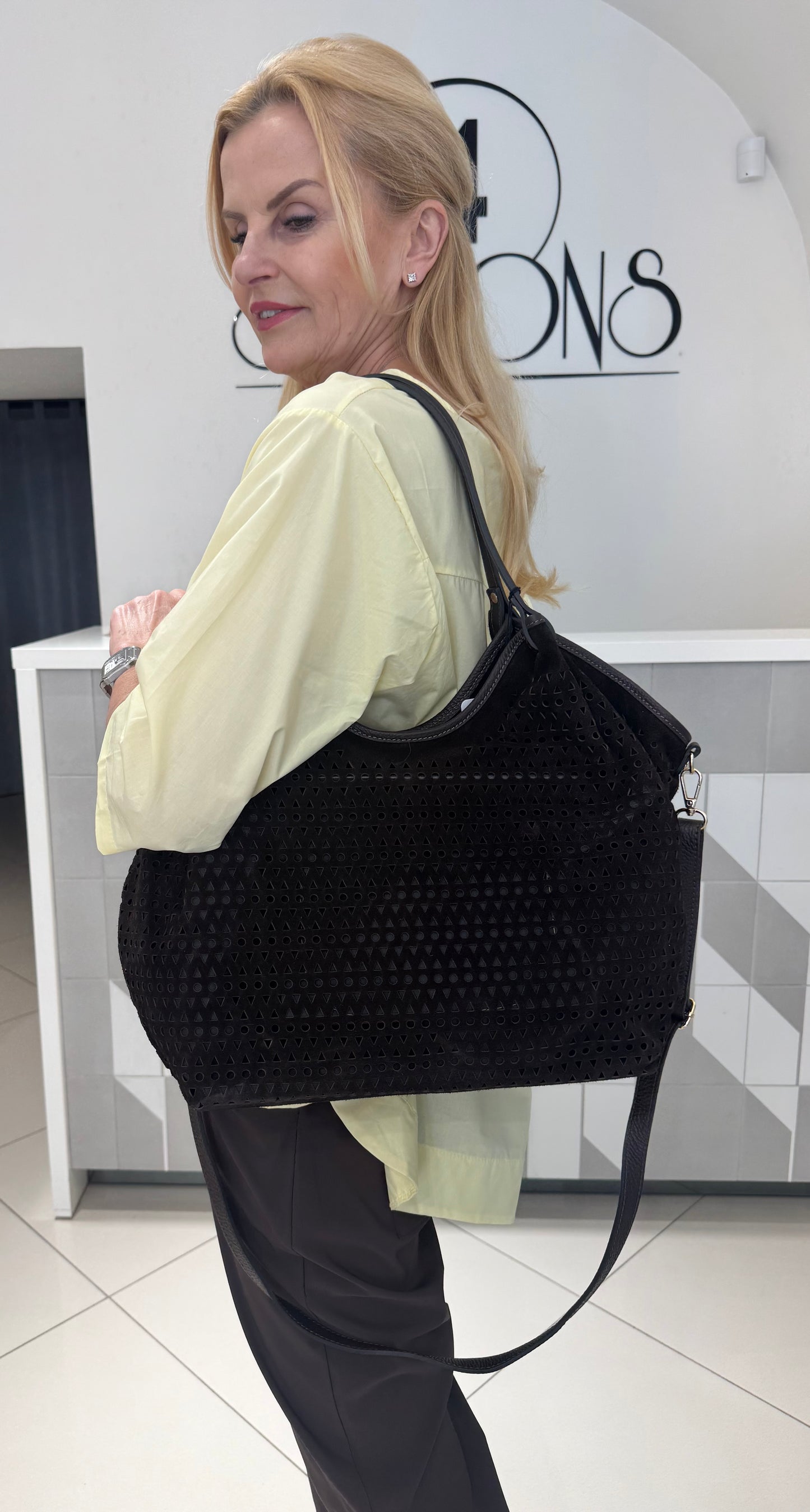 Rankinė skeltinės perforuotos odos(R80)