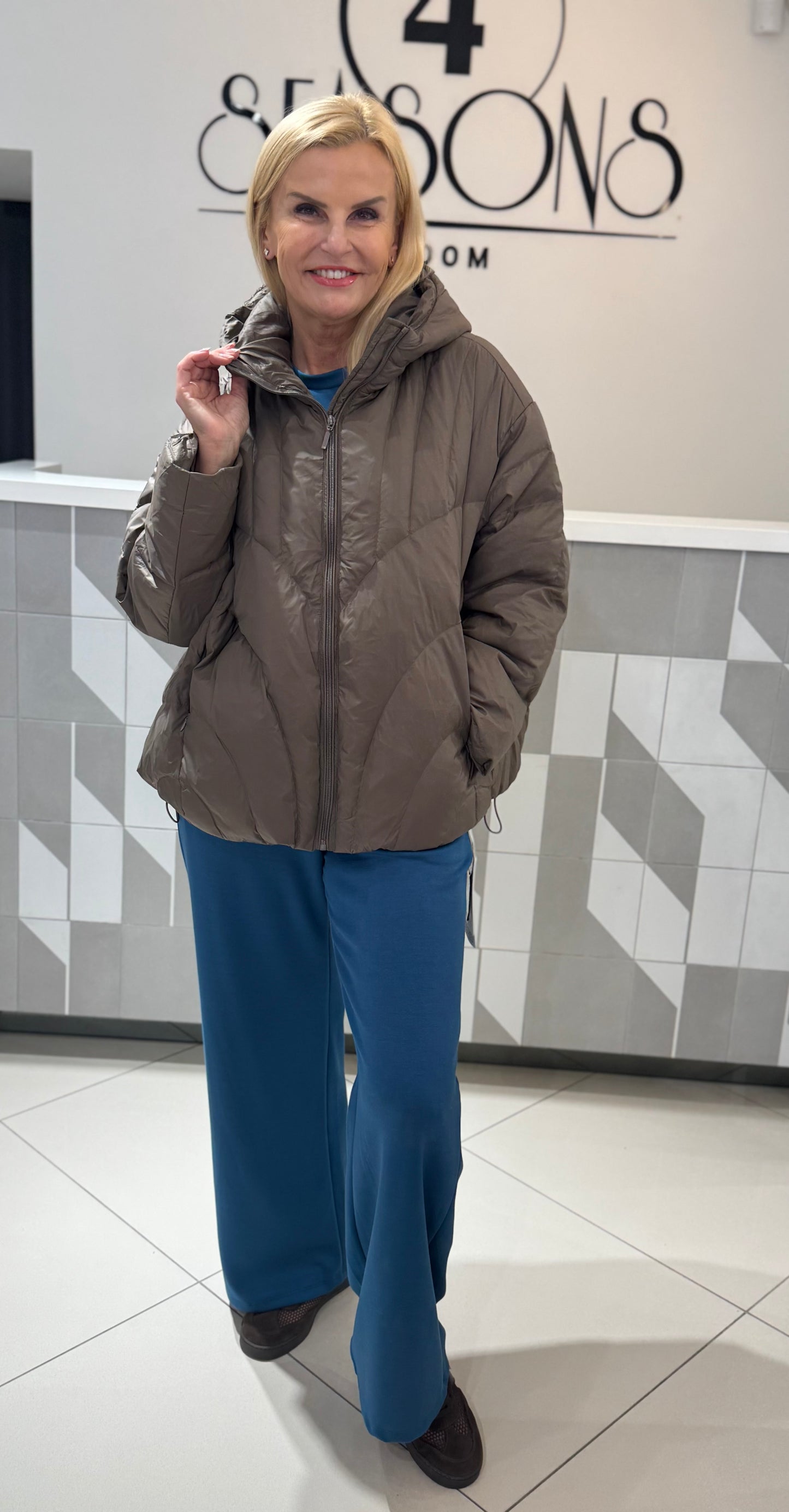Trumpa striukė su gobtuvu (B117)