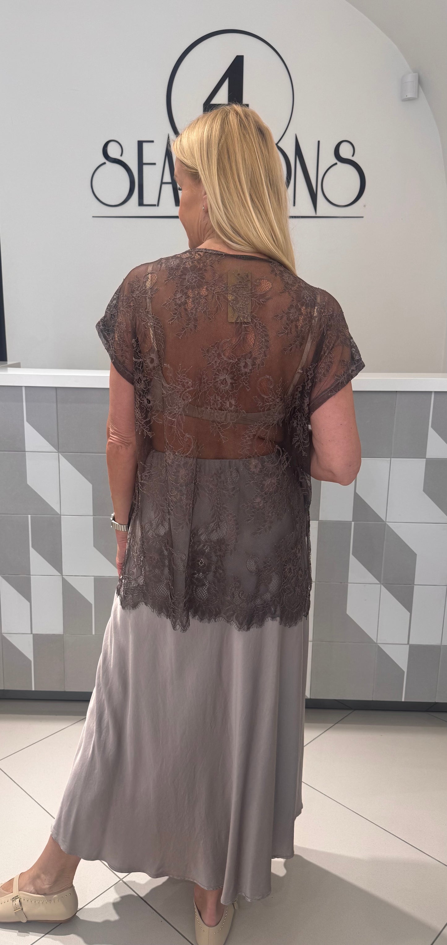 Palaidinė su nėriniuota nugara (P961)