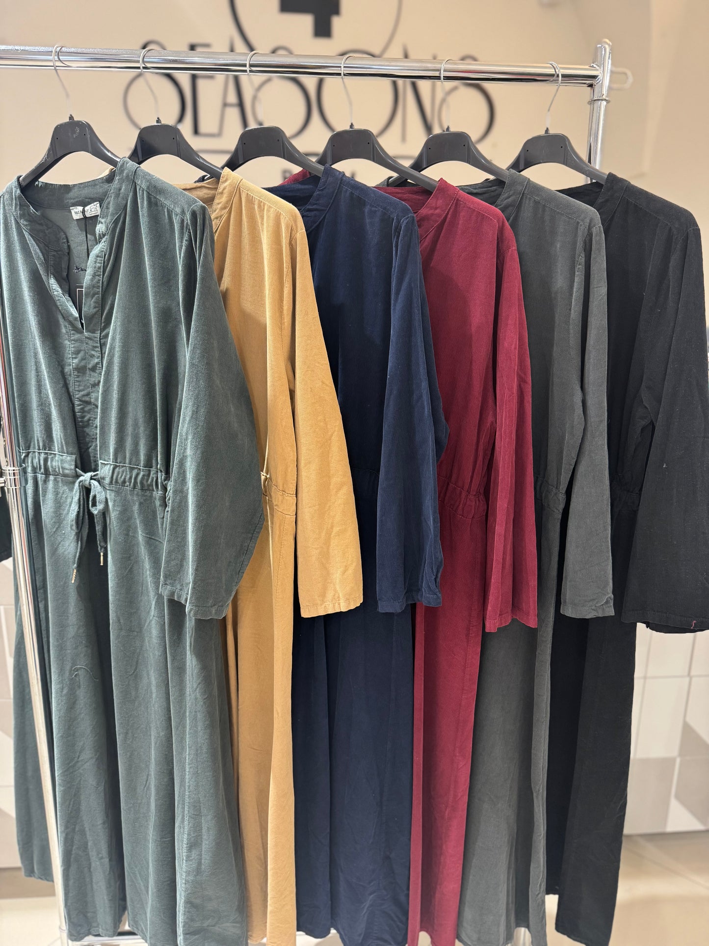 Smulkaus velvetinio audinio suknelė (S143)