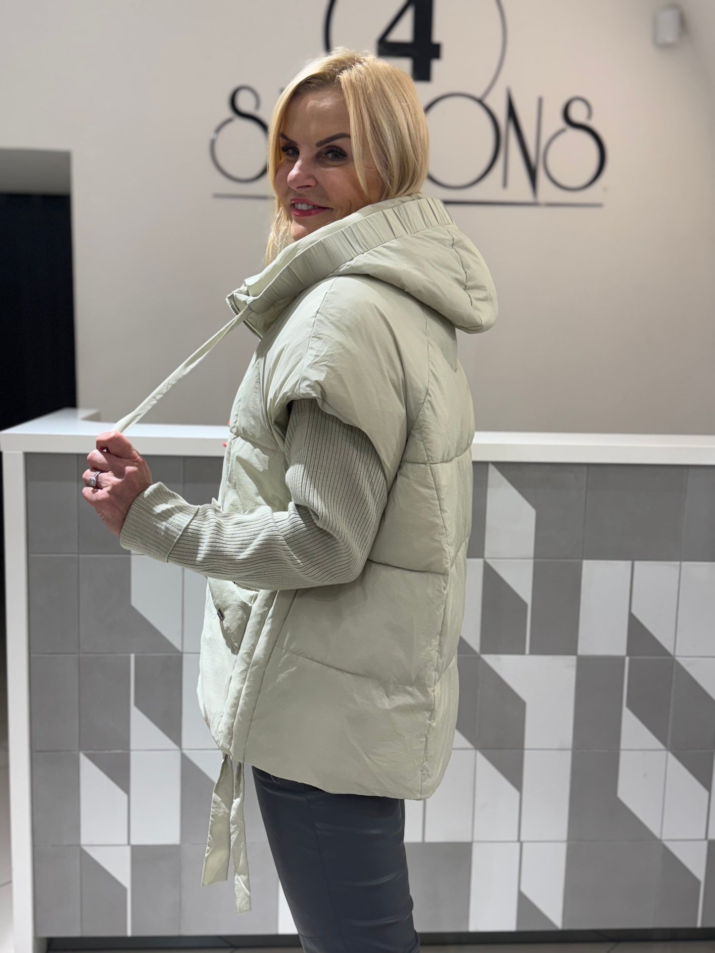 Striukė su išsegamomis rankovėmis (f33)