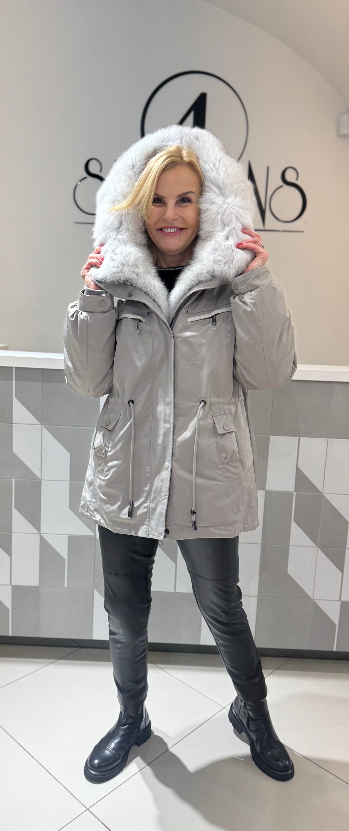 Striukė/parka su natūraliu kailiu ir išsegamu vidumi (b211)