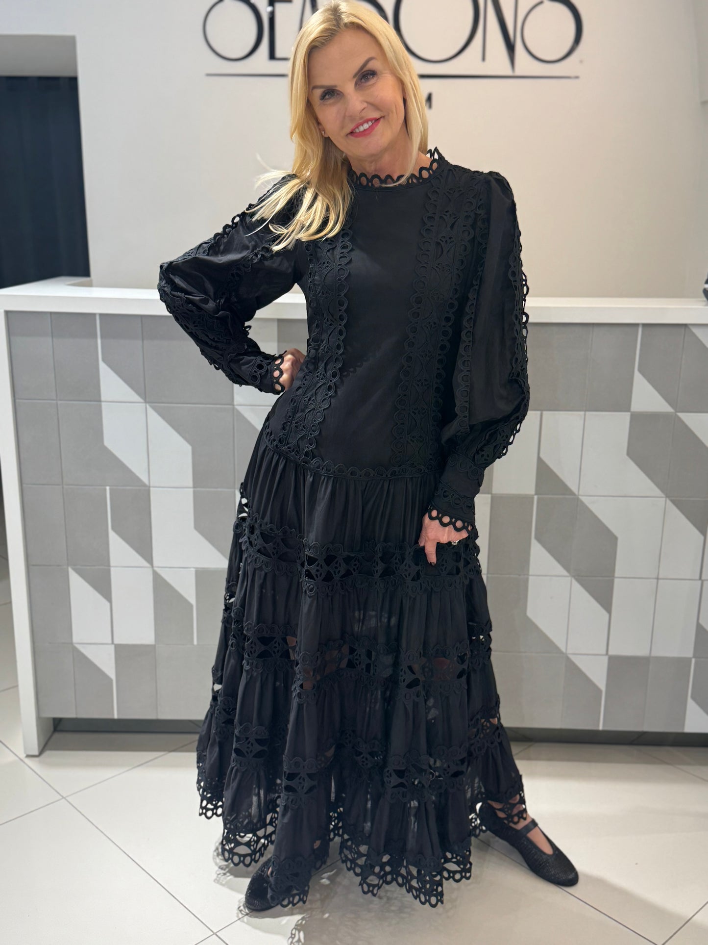 Suknelė nėriniuota (S427)