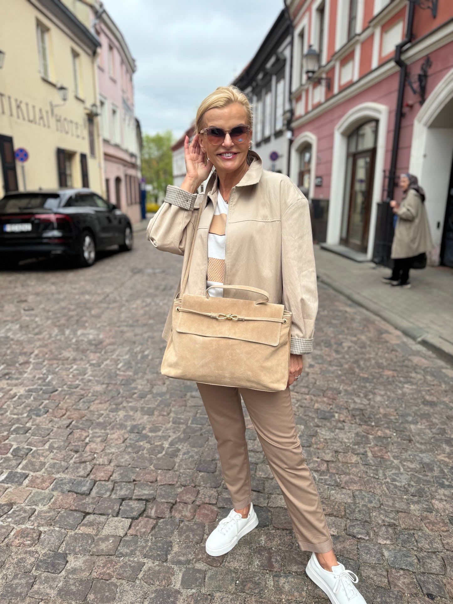 Rankine skeltinės odos su aukso spalvos detale (R30)