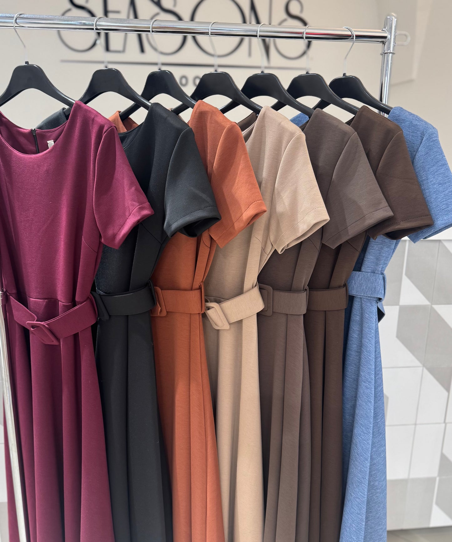 Trikotažinė suknelė su dirželiu (s114)