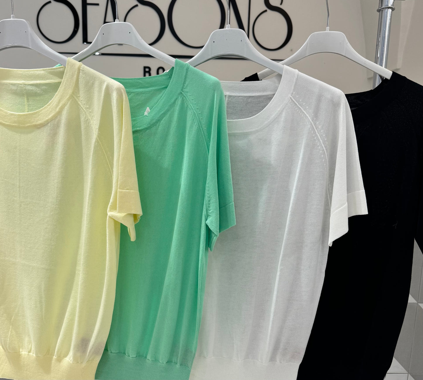 Megztukas trumpomis rankovėmis(M557)