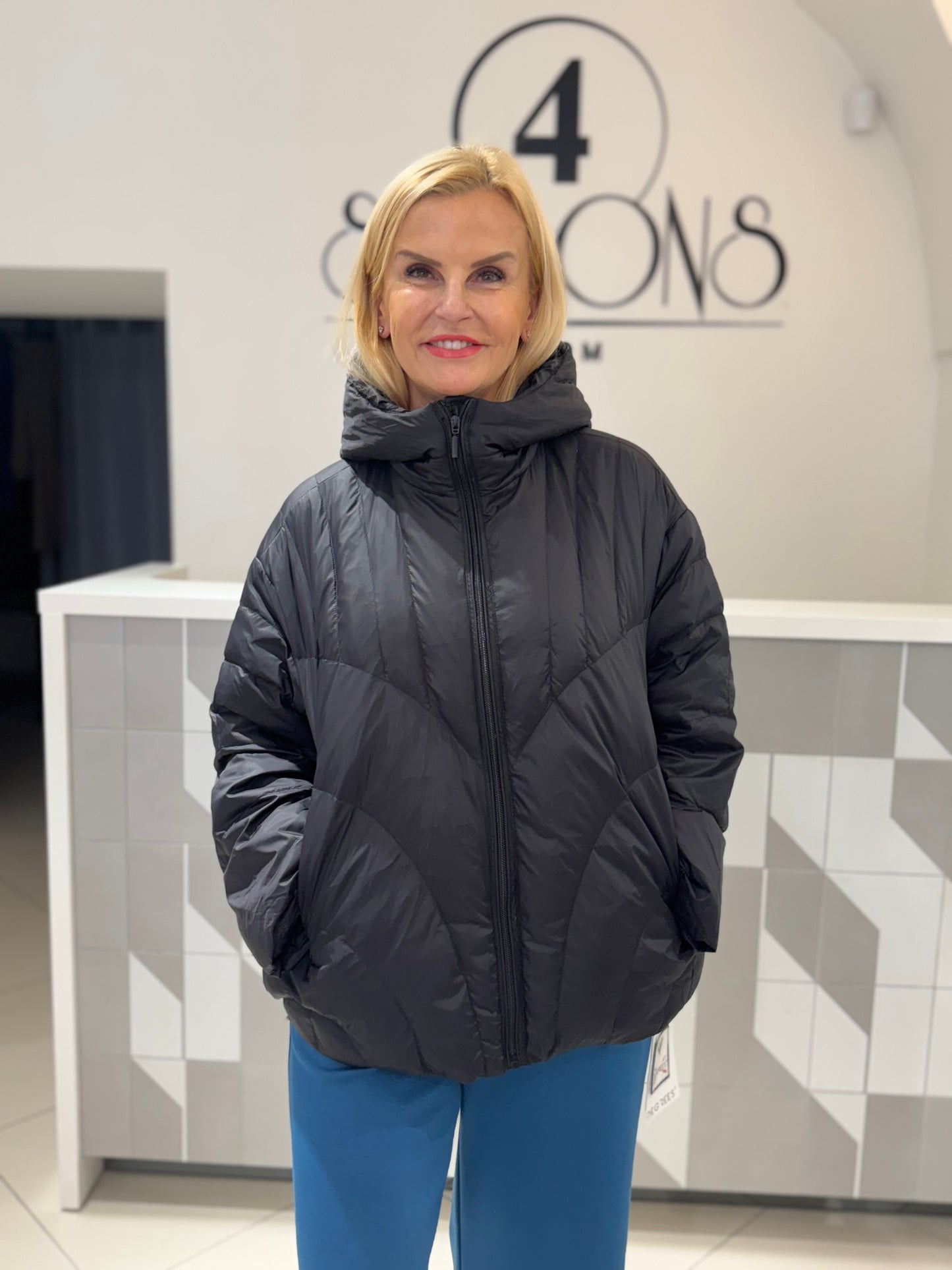 Trumpa striukė su gobtuvu (B117)