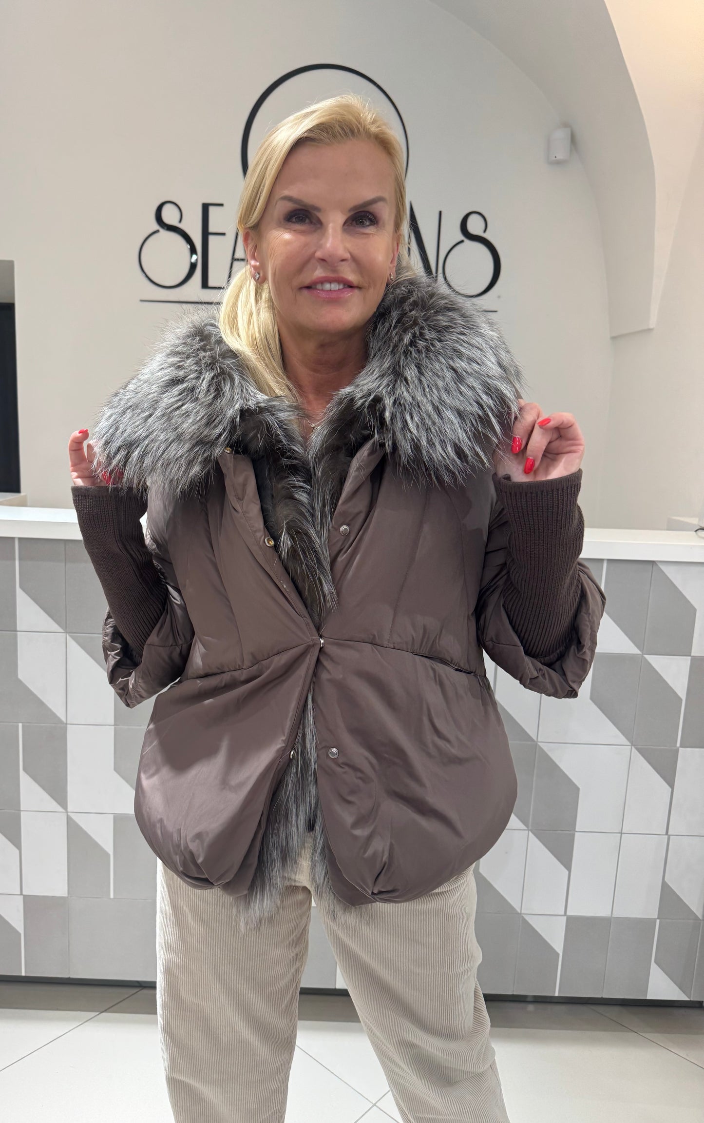 Trumpa striukė su išsegamu lapes kailiu (B144)
