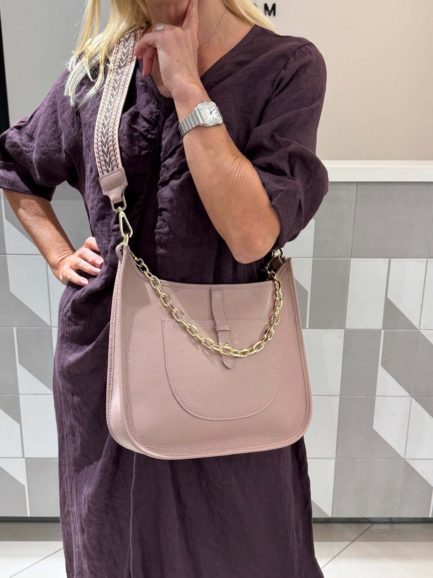 Rankinė su grandine