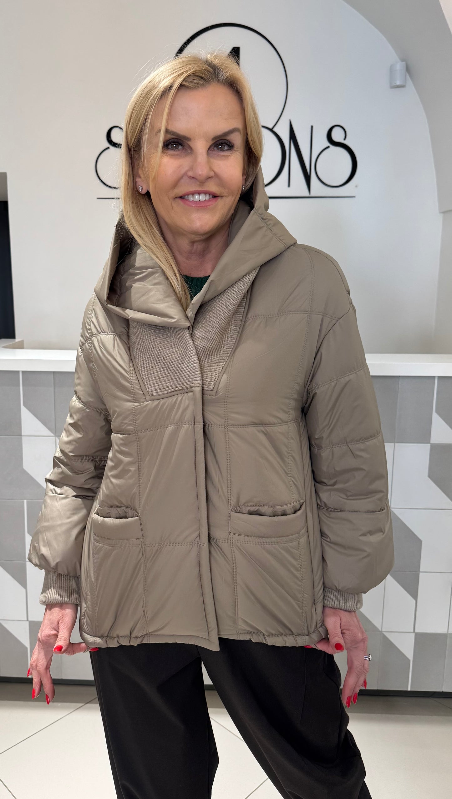 Striukė su išsegamu kapišonu (b226)