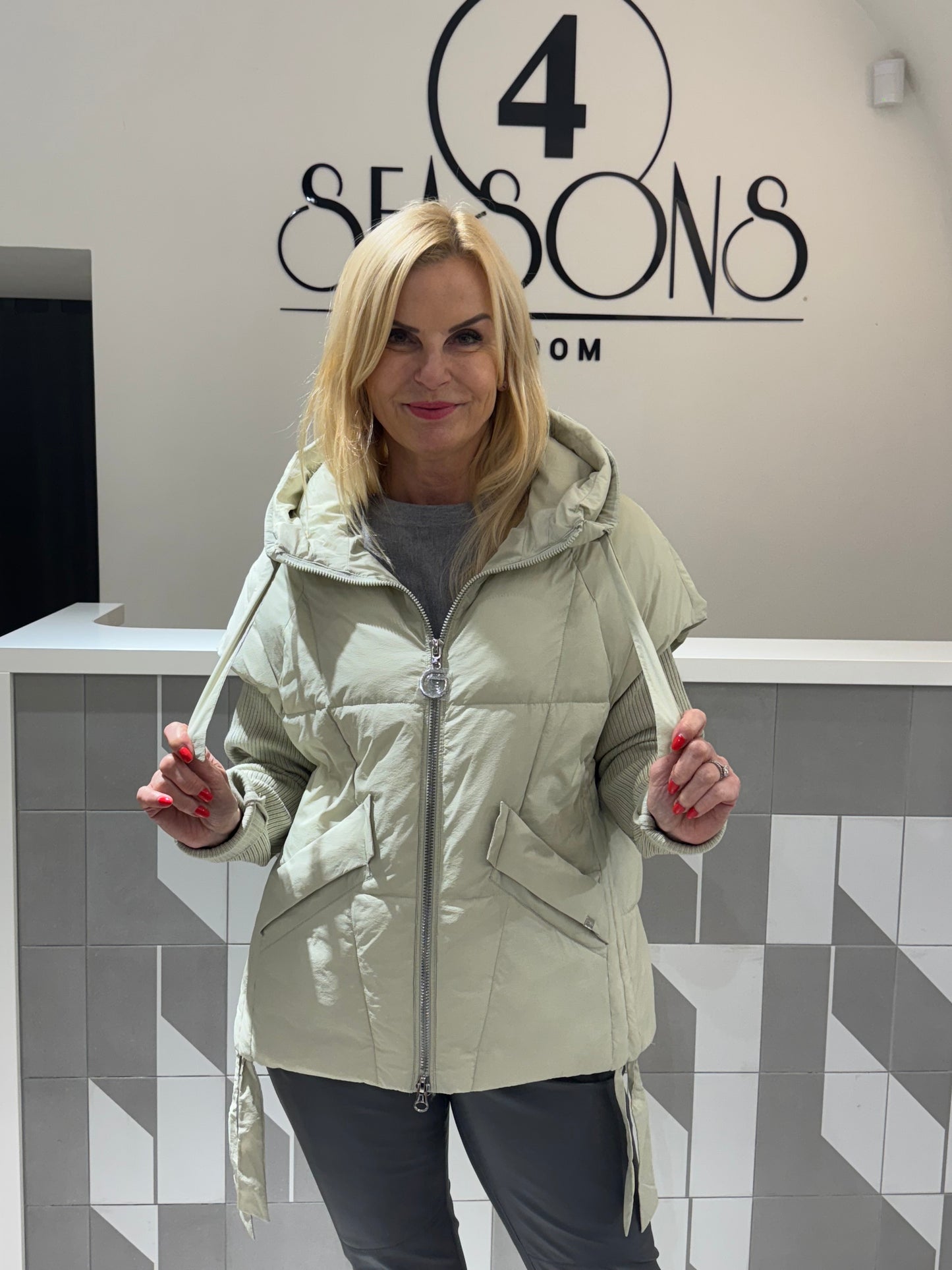 Striukė su išsegamomis rankovėmis (f33)