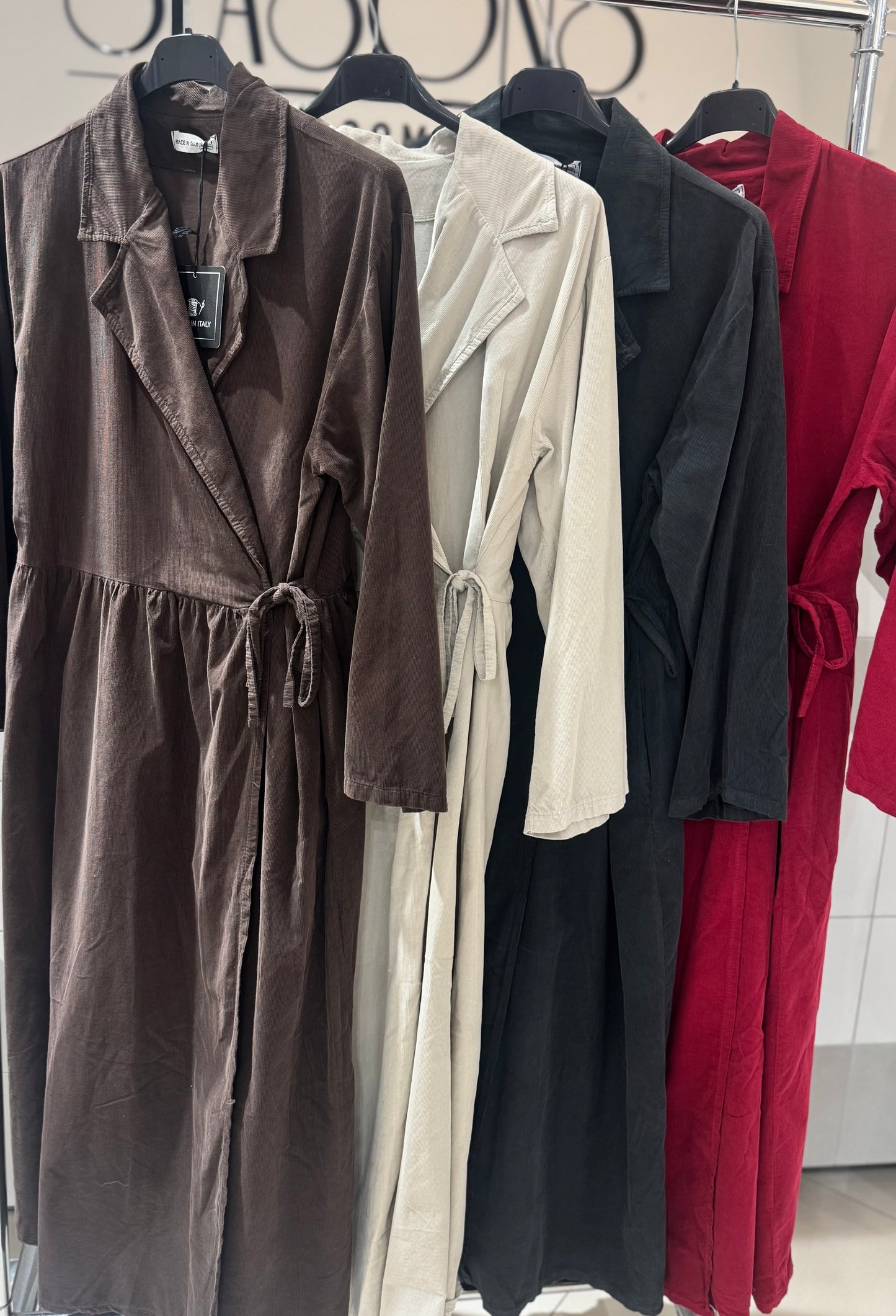 Smulkaus velvetinio audinio suknelė (S147)