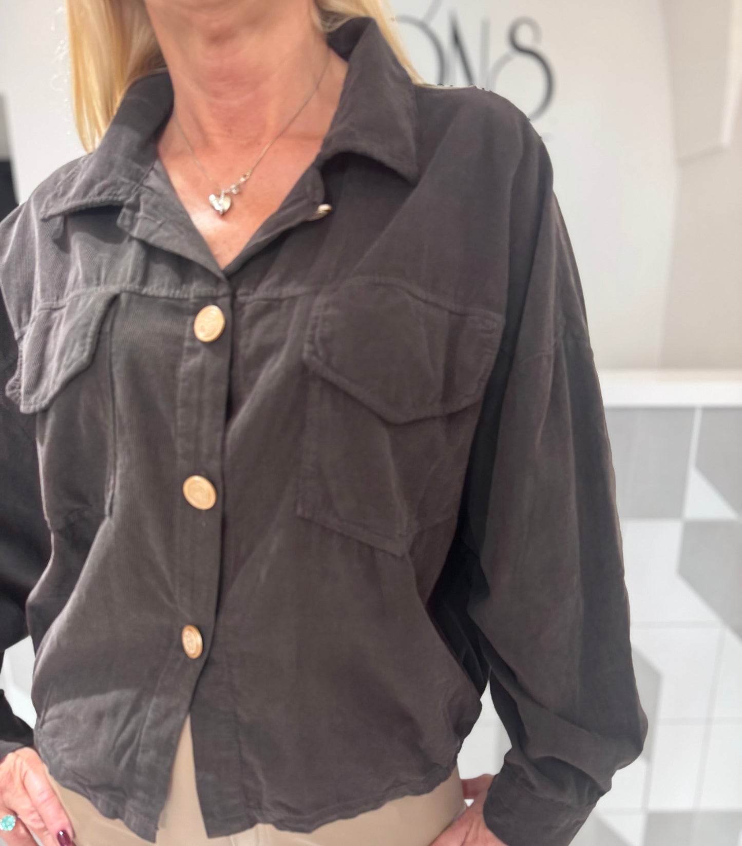 Smulkaus velvetinio audinio susagstomi marškiniai (P839)