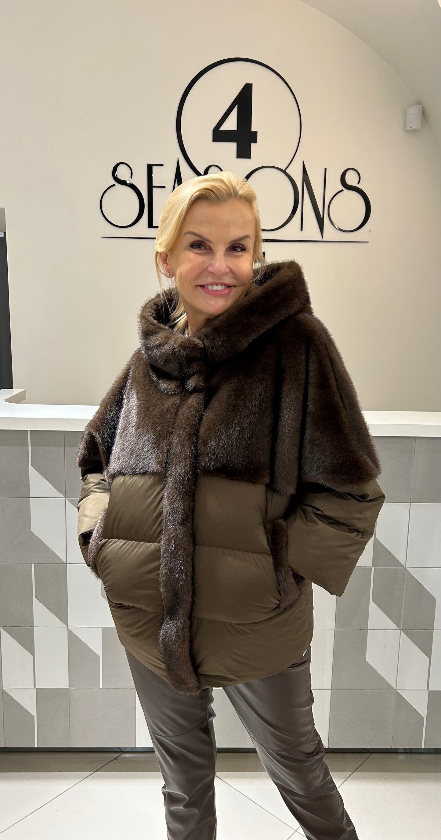 Pūkinė striukė dekoruota kailiuku (b60)