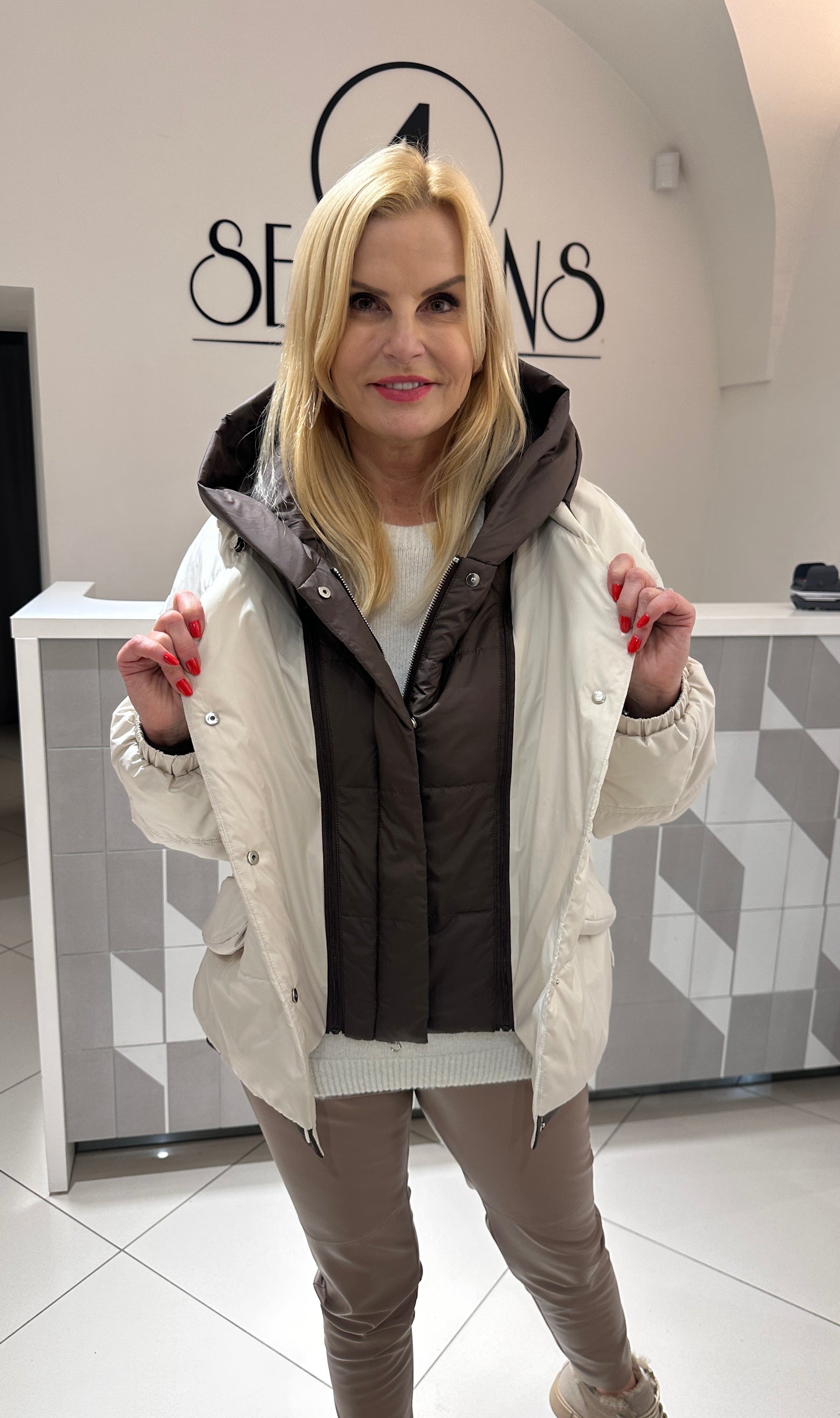 Trumpa striukė išsegamu kapišonu (B79)