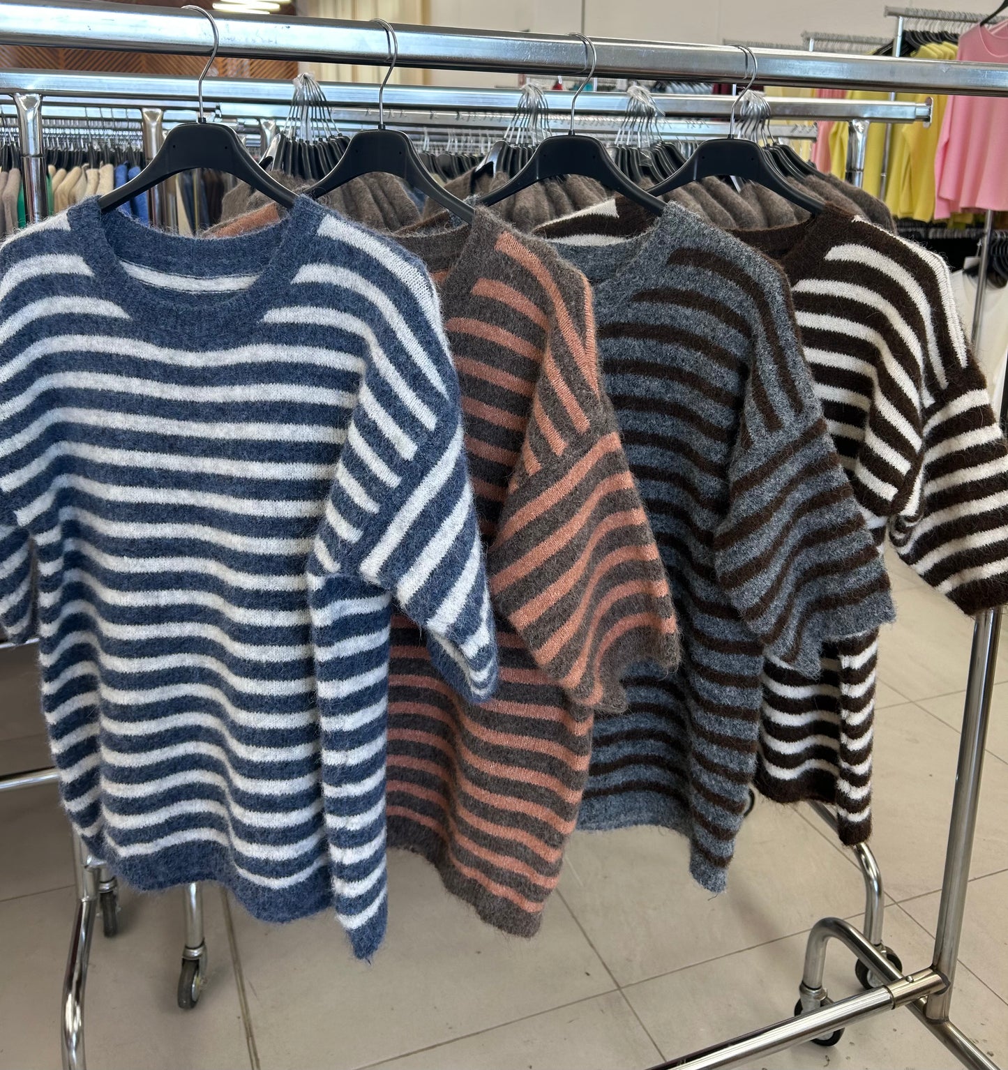 Dryžuotas vilnonis megztukas (it33)