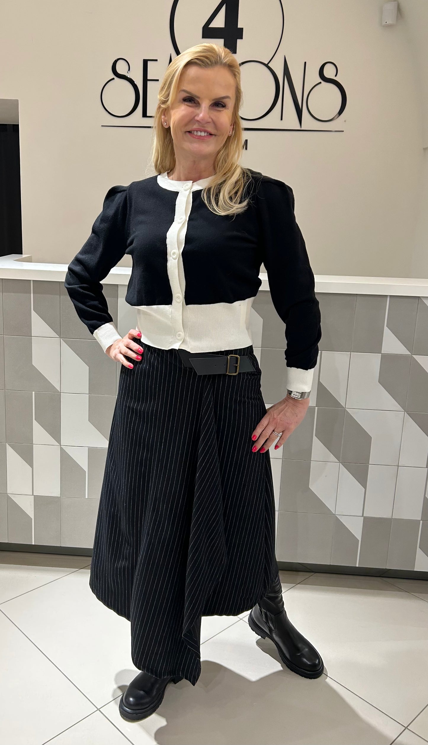 Trumpas susagstomas megztukas (M1071)