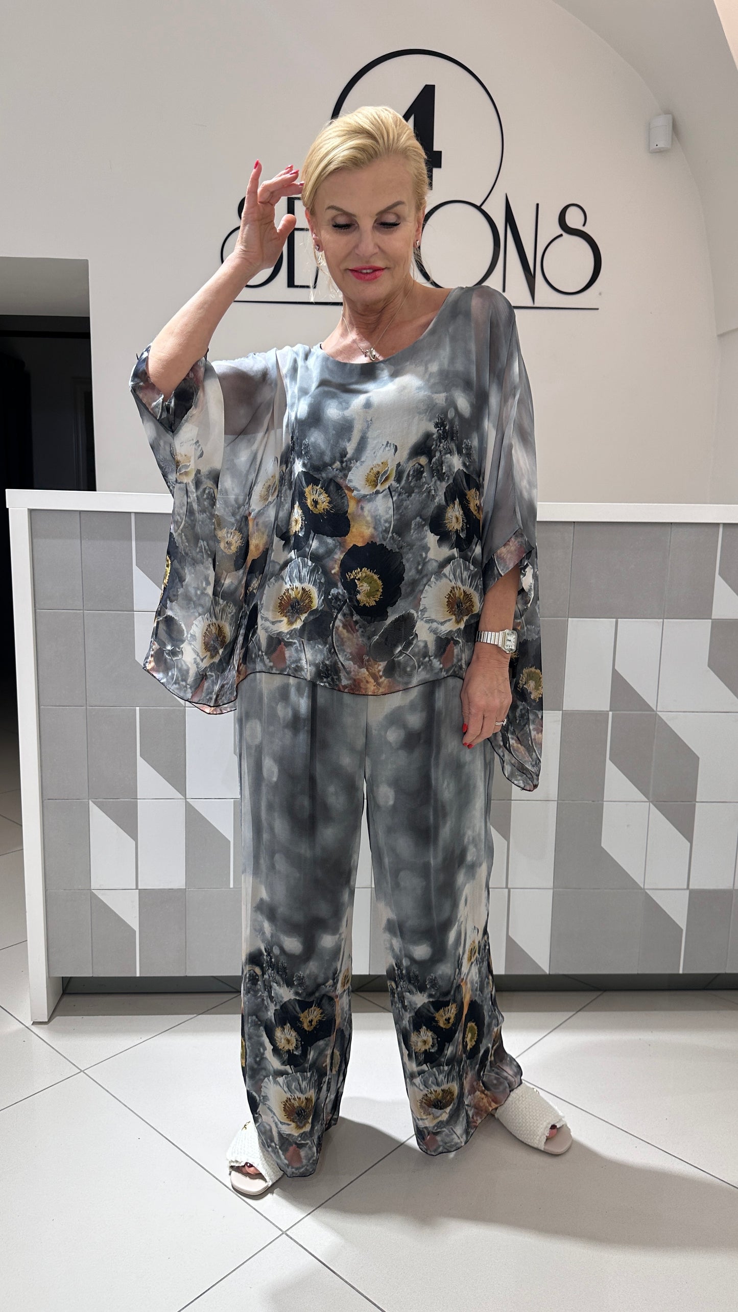 Šilkinis kostiumėlis su kelnėmis (ko92)