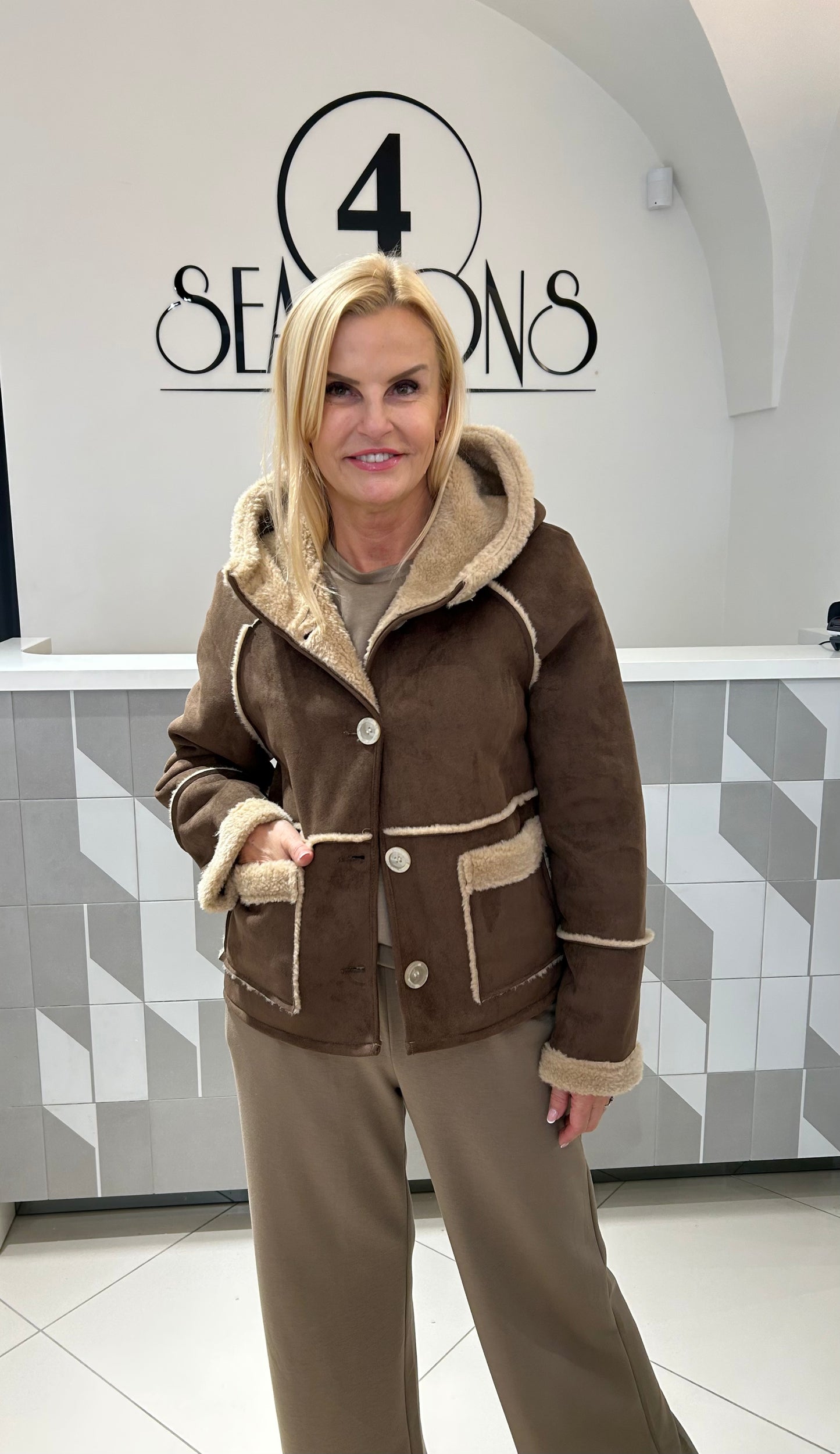 Trumpa dirbtinio kailio verstos odos striukė (B112)