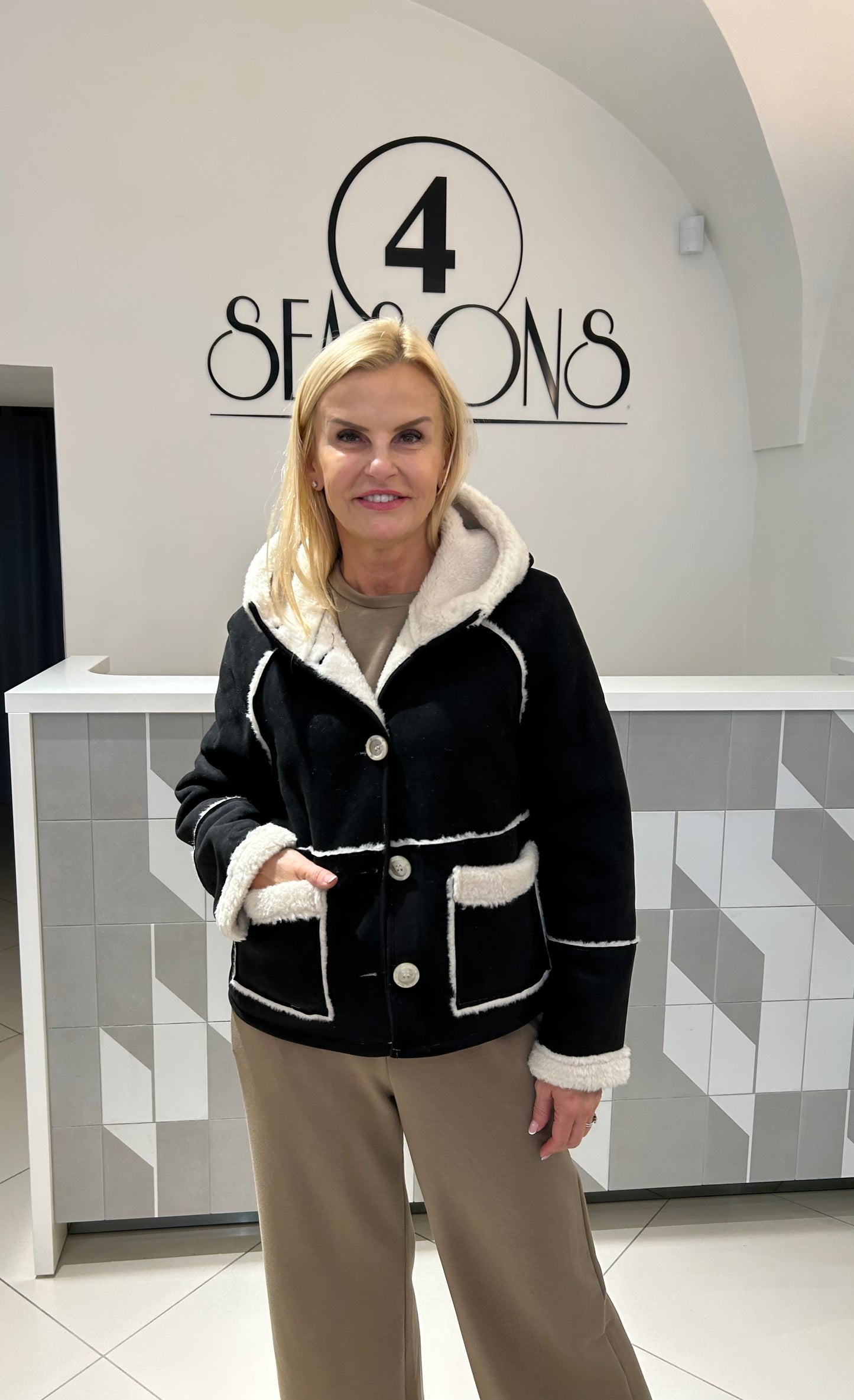Trumpa dirbtinio kailio verstos odos striukė (B112)