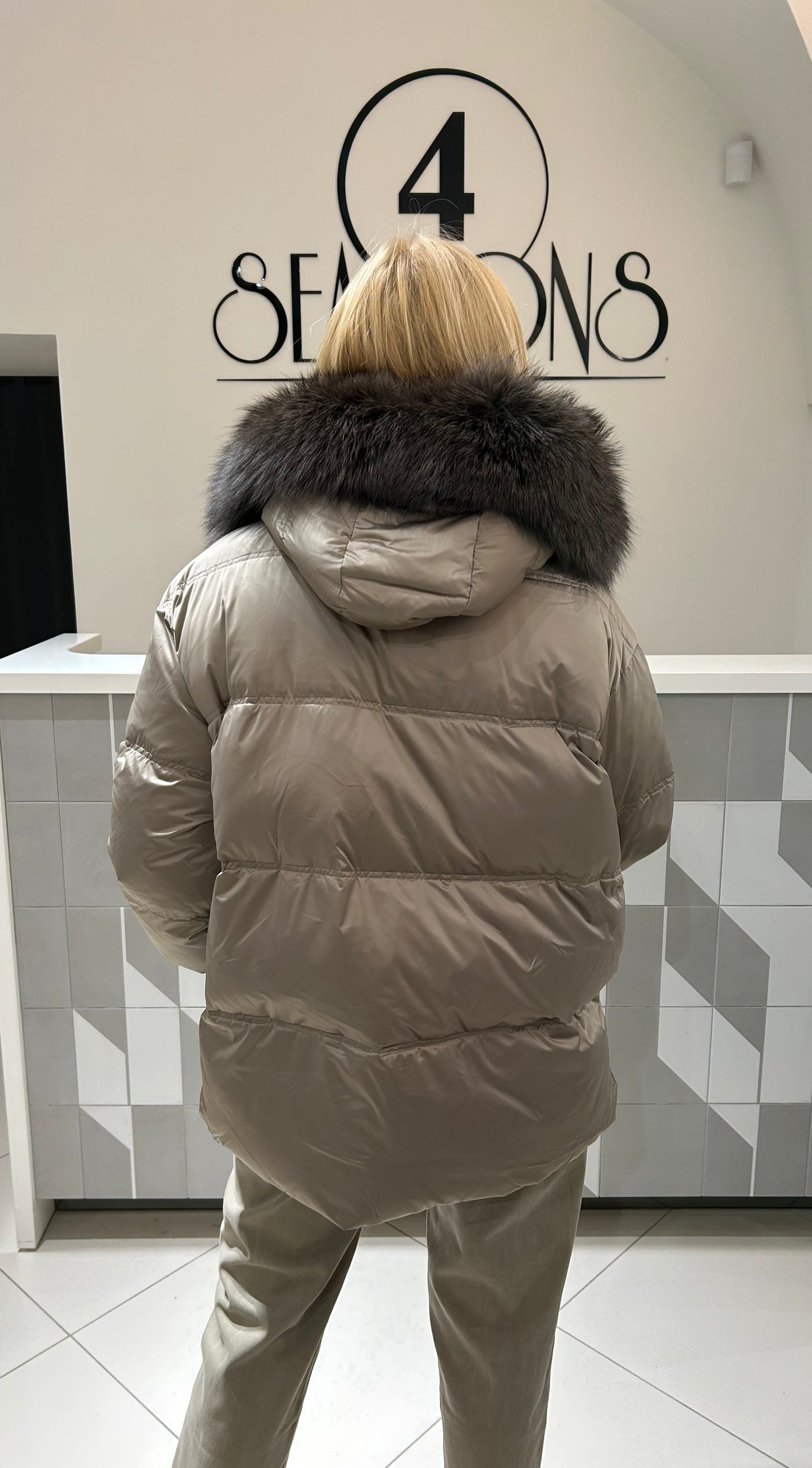 Pūkinė striuke su natūraliu kailiu (b264)