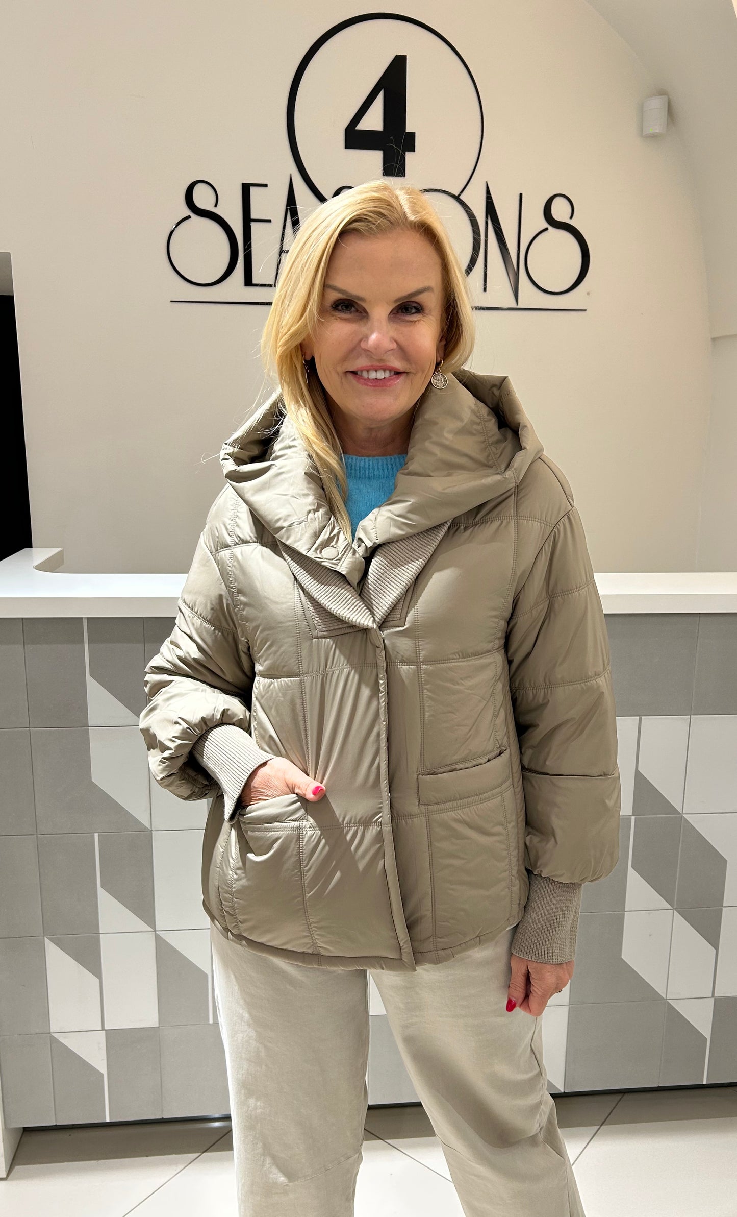 Striukė su išsegamu kapišonu (b226)